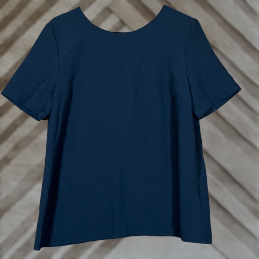Banana Republic VINTAGE Banana Republic Womens Blouse Navy Short Sleeve Open Pleated Back Stretch M Size M / US 6-8 / IT 42-44 - 1 Thumbnail