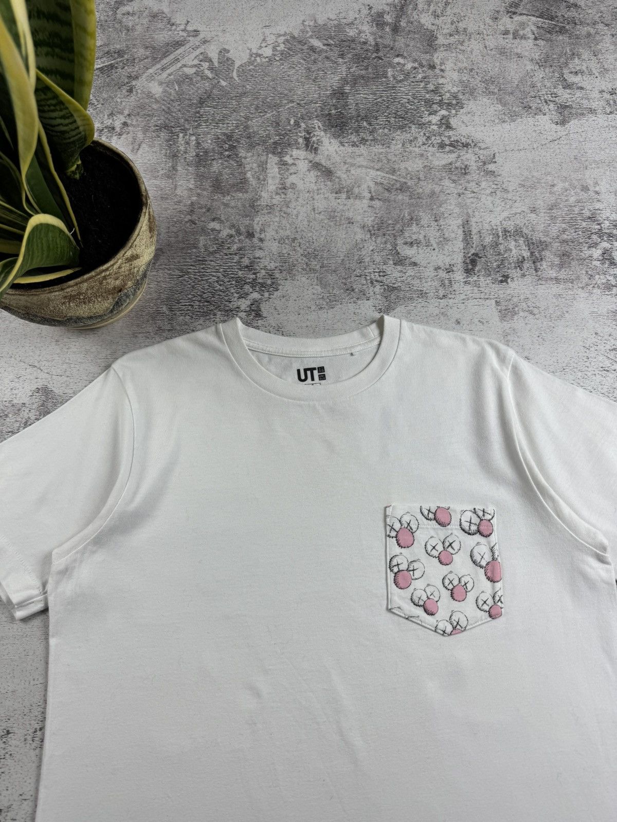 Kaws × Uniqlo KAWS Pocket Pink BFF Designer Small Cotton Jersey T Shirt Size US S / EU 44-46 / 1 - 6 Thumbnail