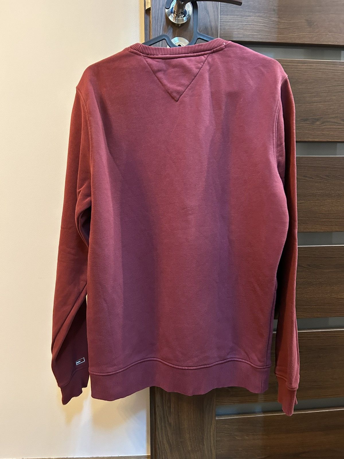 Tommy Hilfiger Tommy Jeans Logo Crewneck Sweatshirt – Burgundy Size US M / EU 48-50 / 2 - 4 Thumbnail