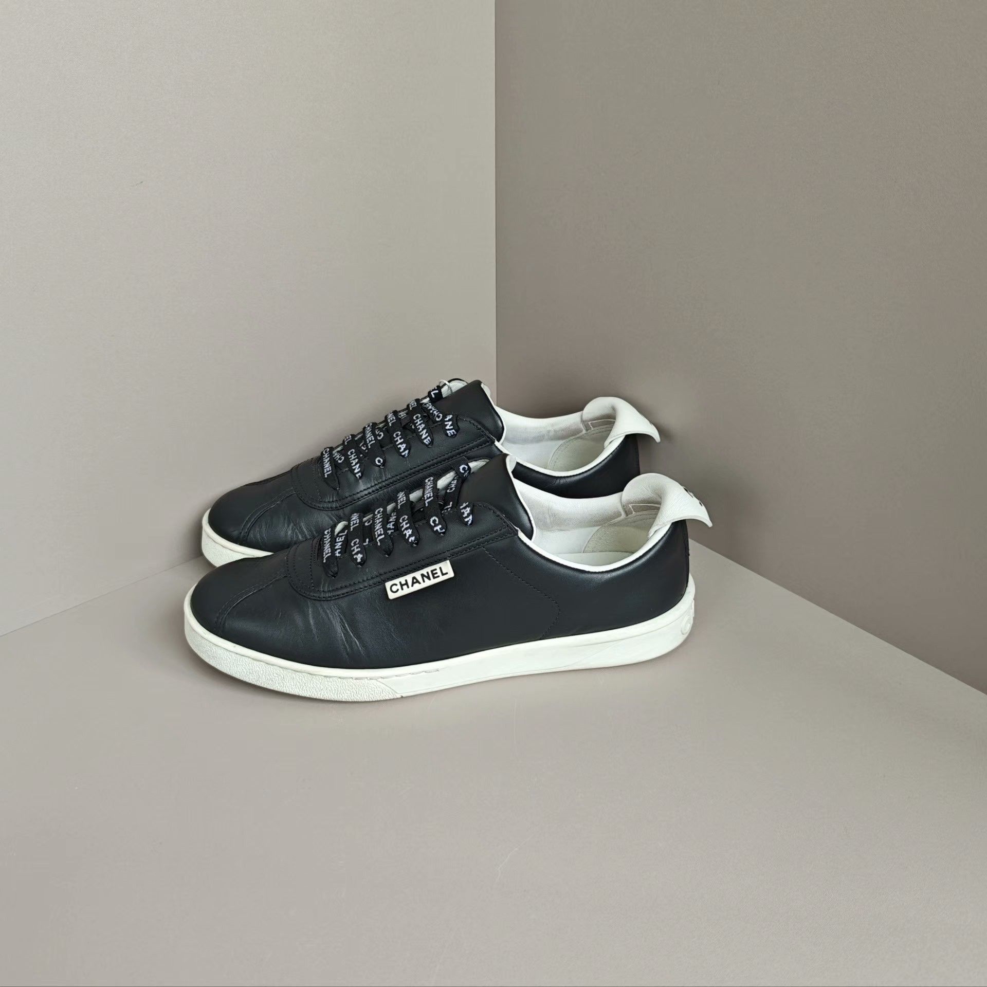 Chanel Chanel Lowtop Sneakers us_8 Women Size US 8 / IT 38 - 1 Thumbnail