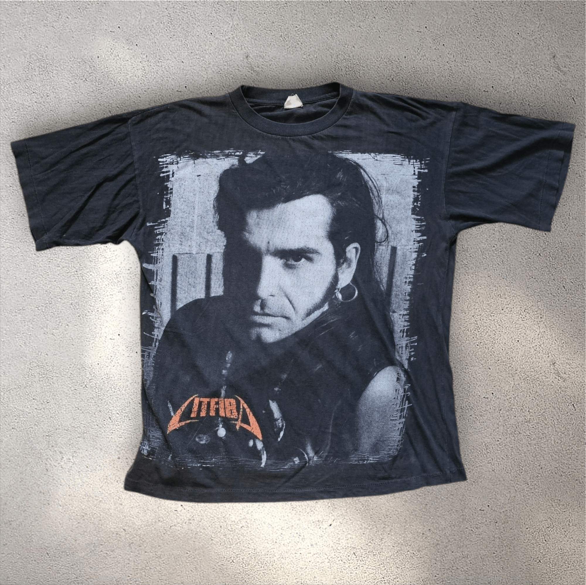 Band Tees × Vintage Litfiba Terremoto Vintage Tee 1993 Size US XXL / EU 58 / 5 - 1 Thumbnail