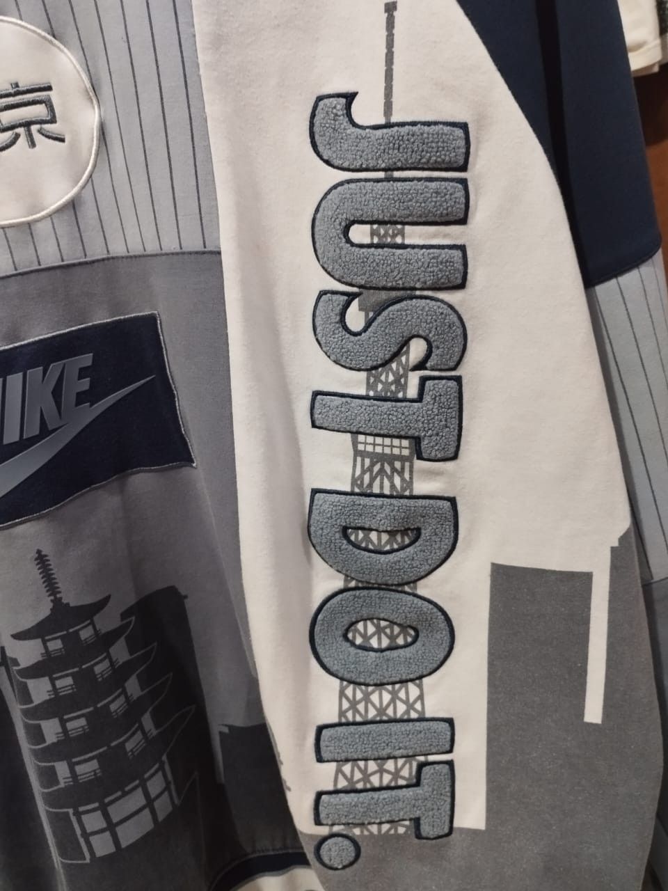 Nike Nike tokyo Crewneck Size US L / EU 52-54 / 3 - 4 Thumbnail