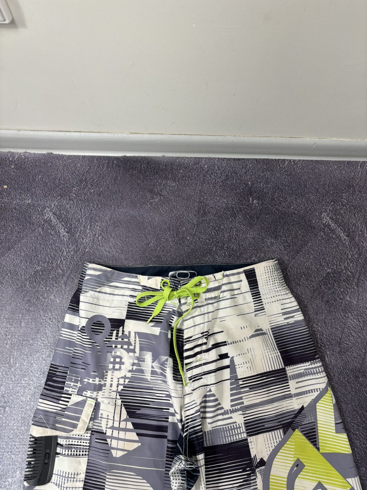 Oakley Vintage Oakley Y2K Big Logo Board Surf Hype Shorts Size US 32 / EU 48 - 7 Thumbnail