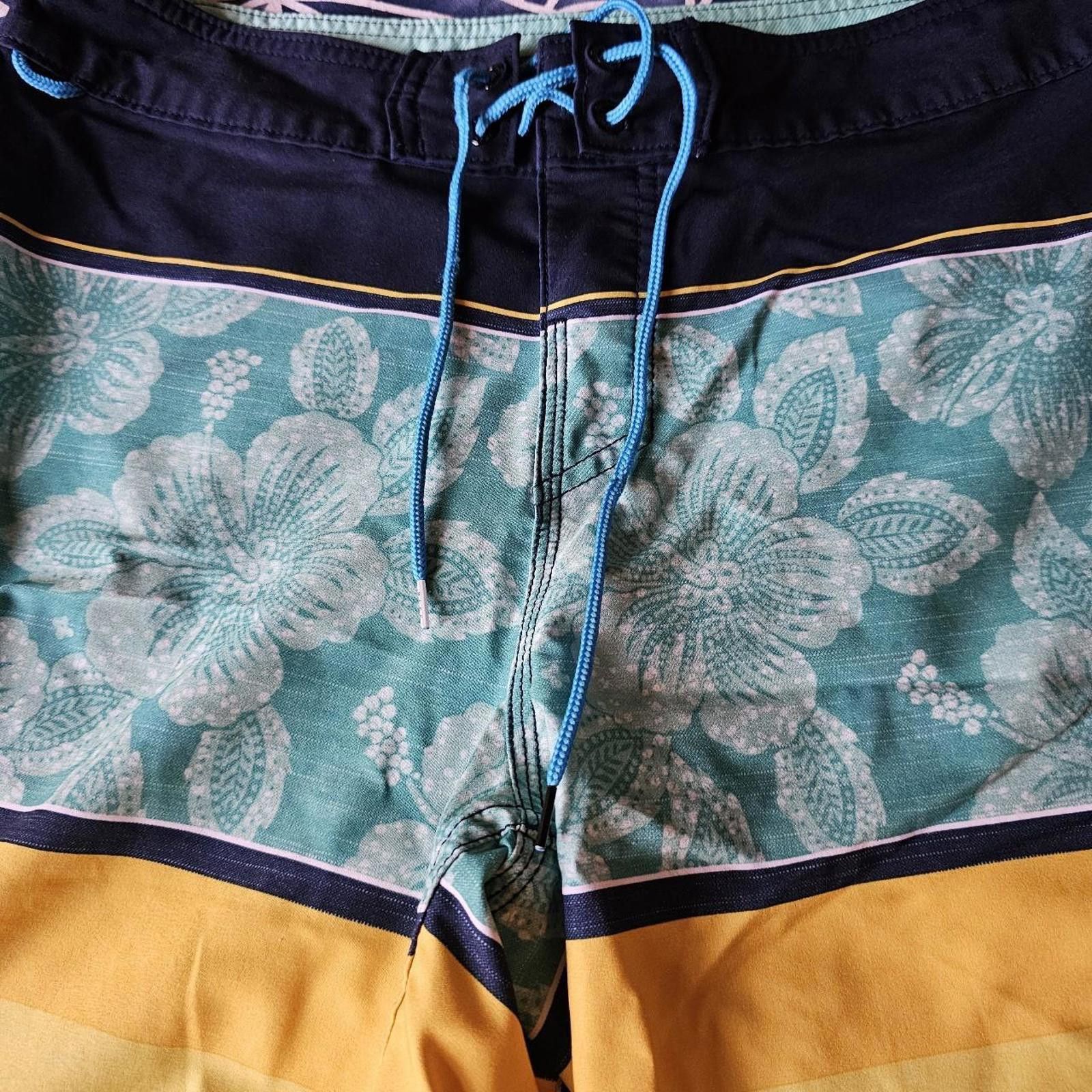Designer Reef Board Shorts Men's Multicolored Swim Trunks Size US 32 / EU 48 - 2 Thumbnail