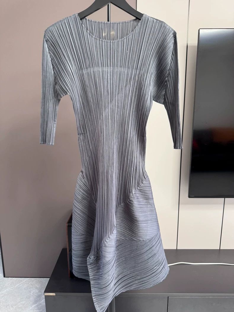 Issey Miyake Issey Miyake size:3 Carbon grey dress Size S / US 4 / IT 40 - 1 Thumbnail