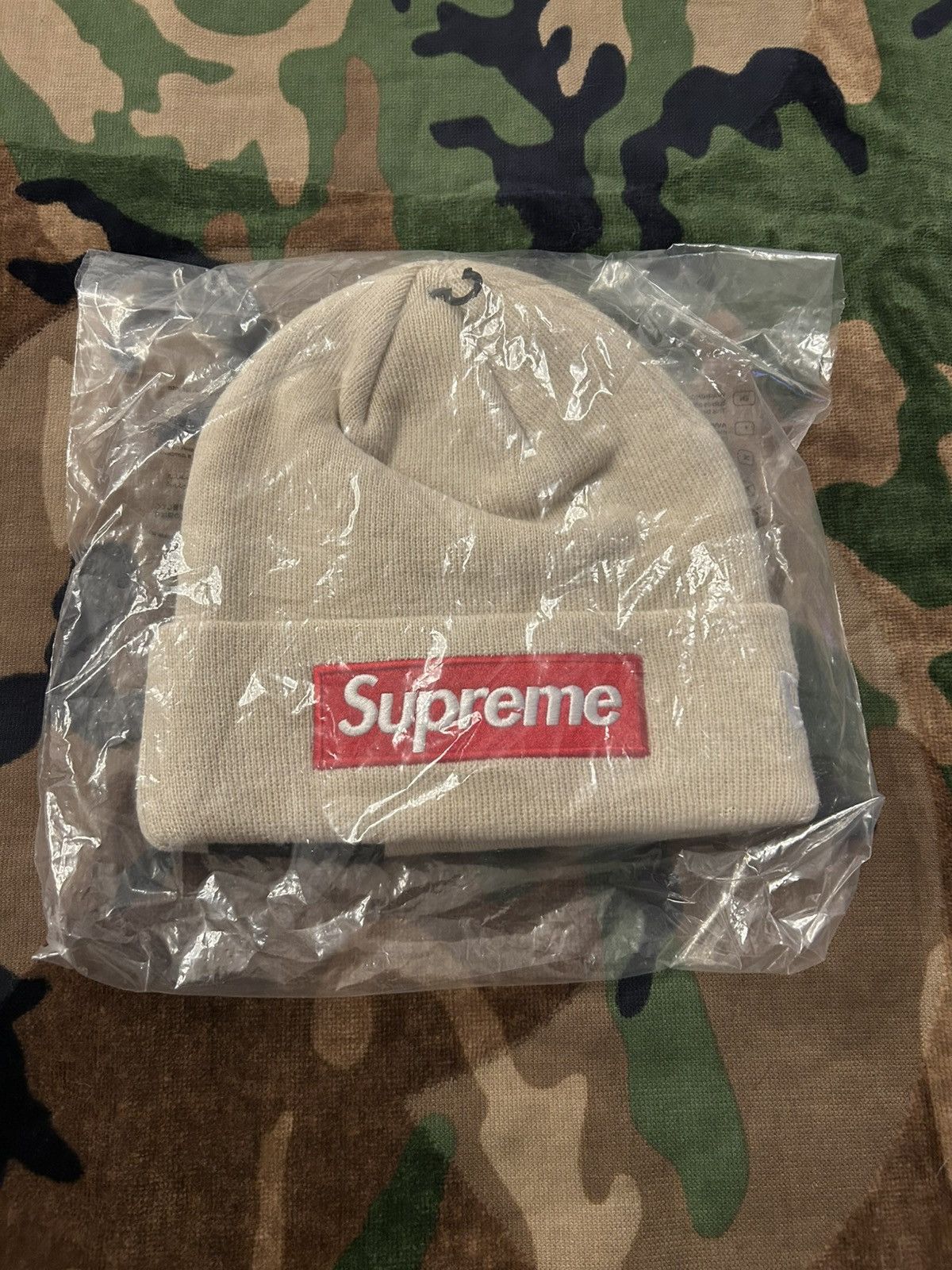 New Era × Supreme Supreme New Era Box Logo Beanie Stone FW24 Size ONE SIZE - 3 Thumbnail