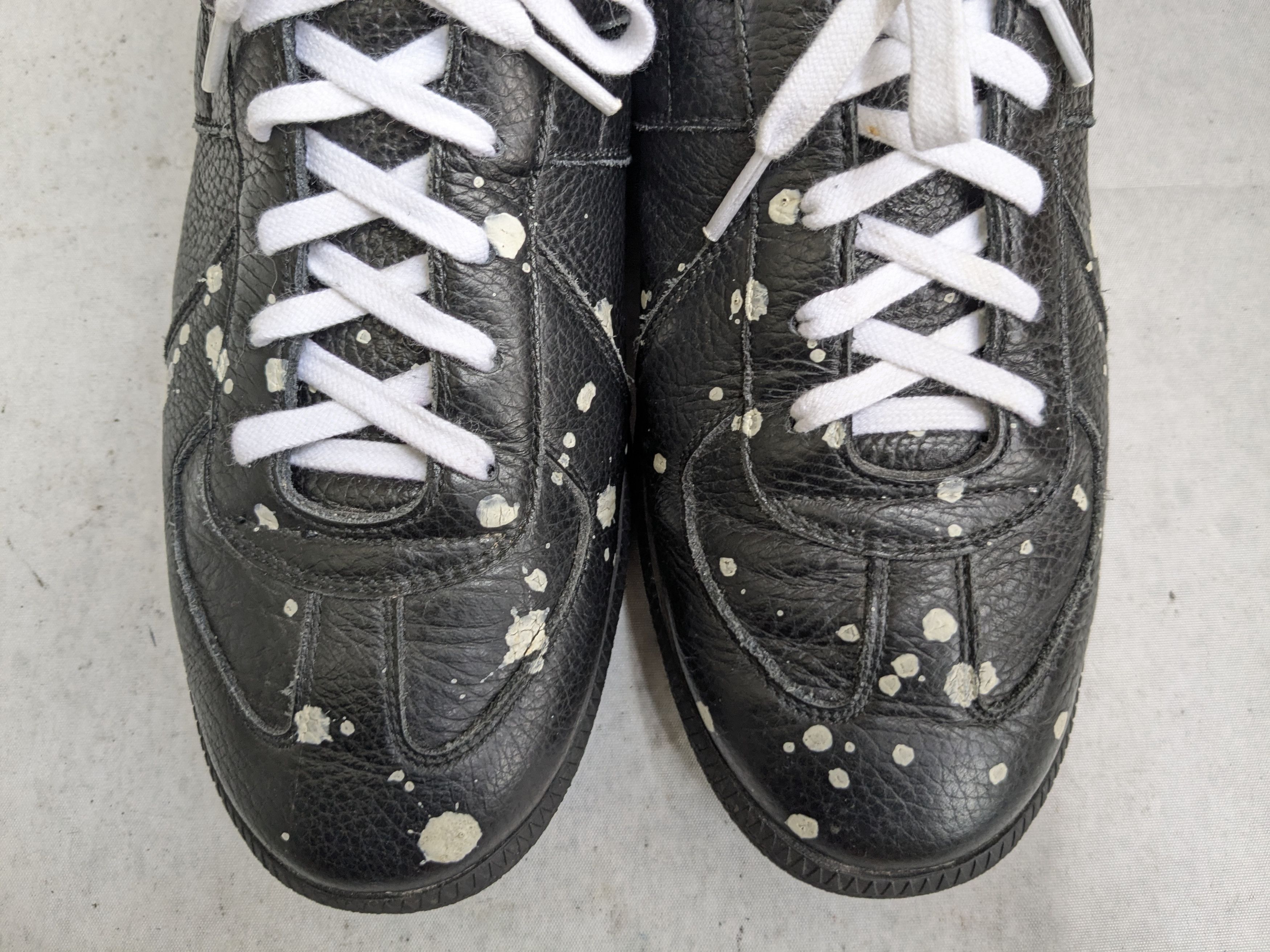 Maison Margiela Maison Margiela Replica GAT Black Paint Splatter 12 45 White Size US 12 / EU 45 - 2 Thumbnail