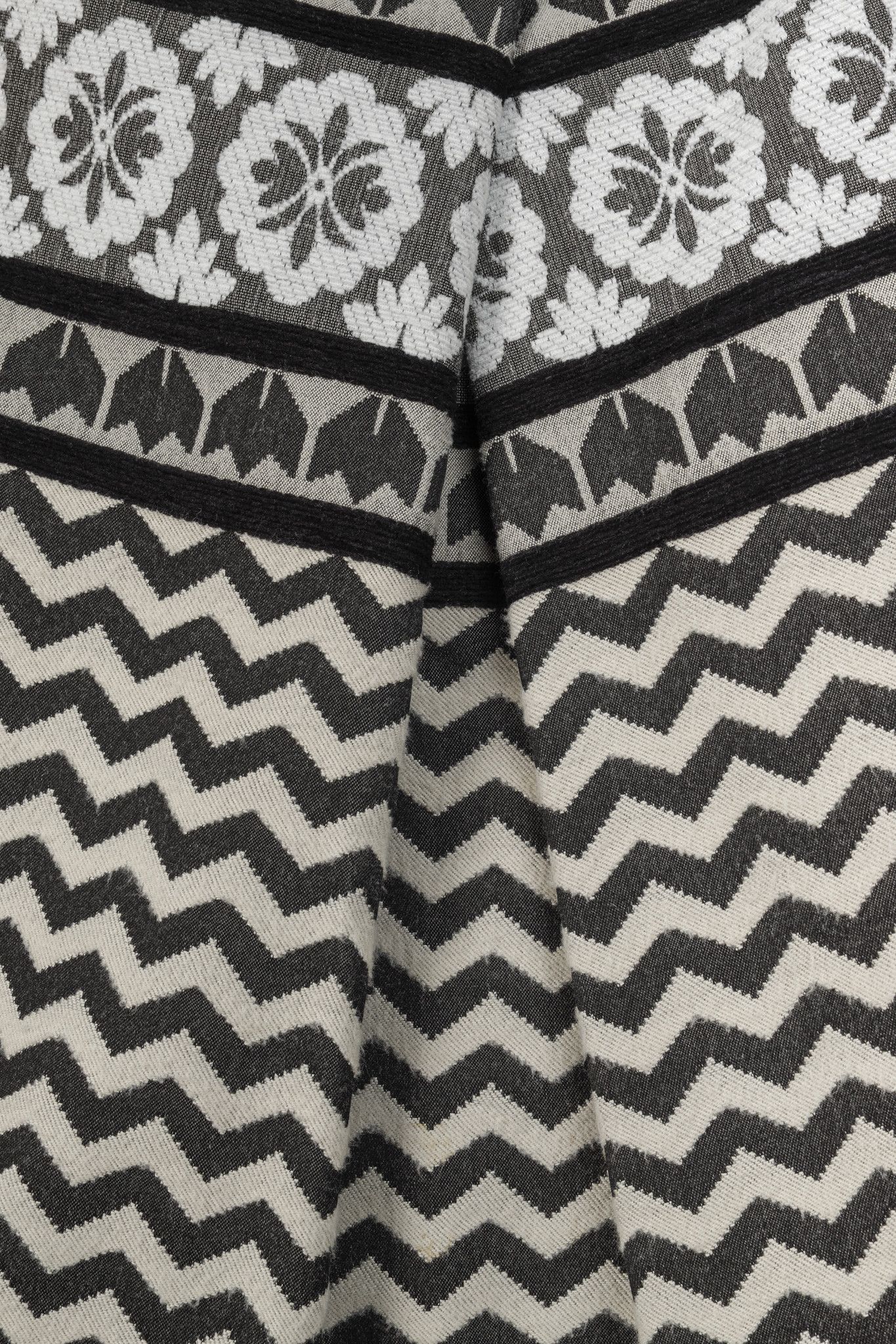 Emporio Armani Emporio Armani AW/09 Chevron-Jacquard Velvet-Waist Skirt Size 25" / US 0 / IT 36 - 5 Thumbnail