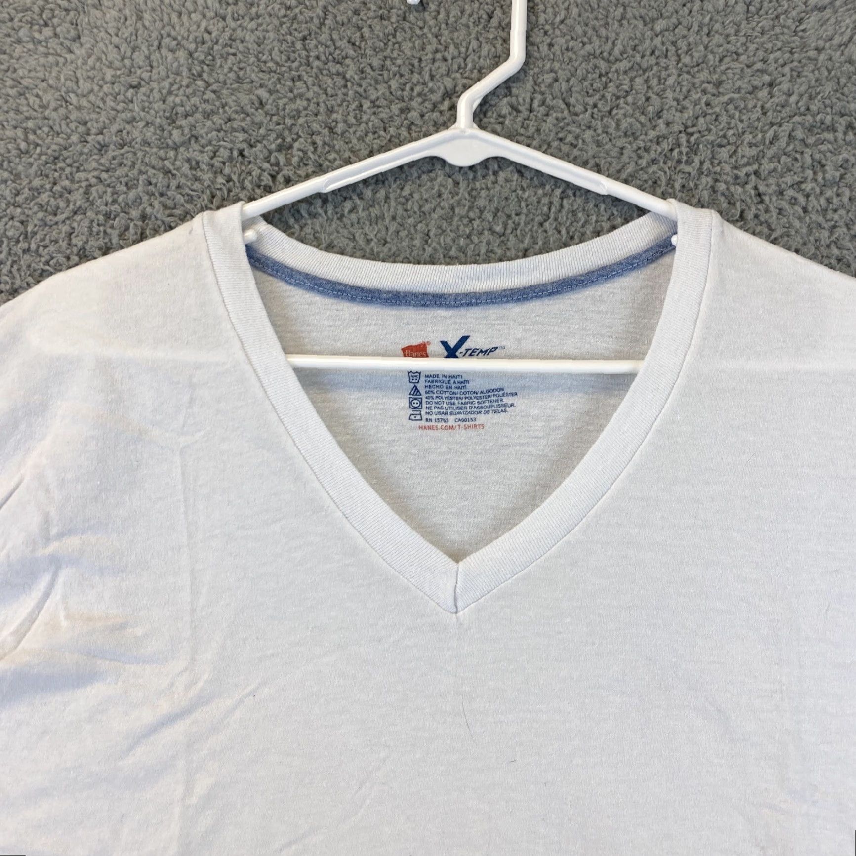 Hanes Hanes Men's T-Shirt Short Sleeve V-Neck White XL Regular Fit 43-25 Vintage? No Size US XL / EU 56 / 4 - 2 Thumbnail