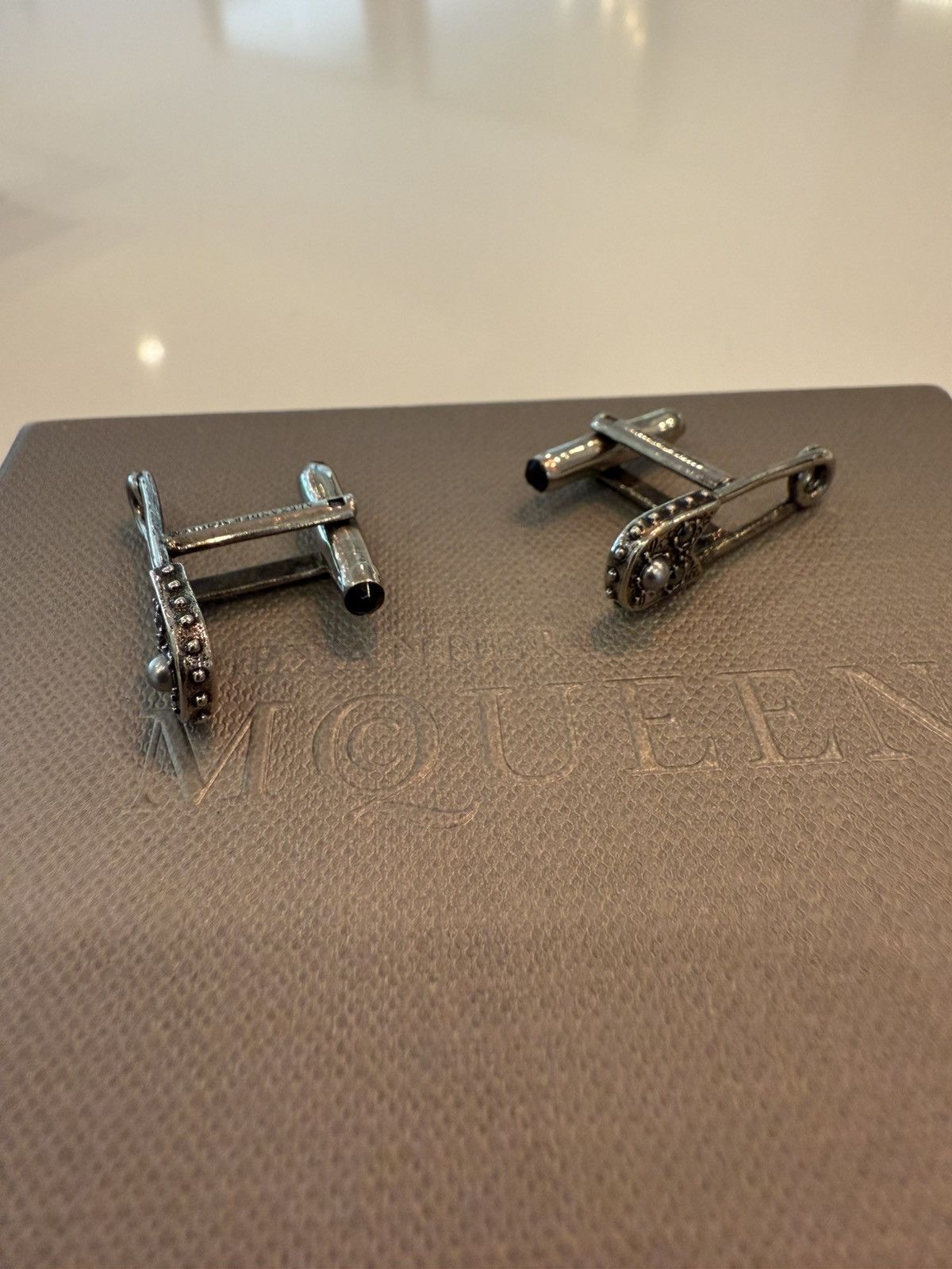 Alexander McQueen 100% Silver SAFETY PIN CUFFLINKS-Alexander Mcqueen Size ONE SIZE - 8 Thumbnail