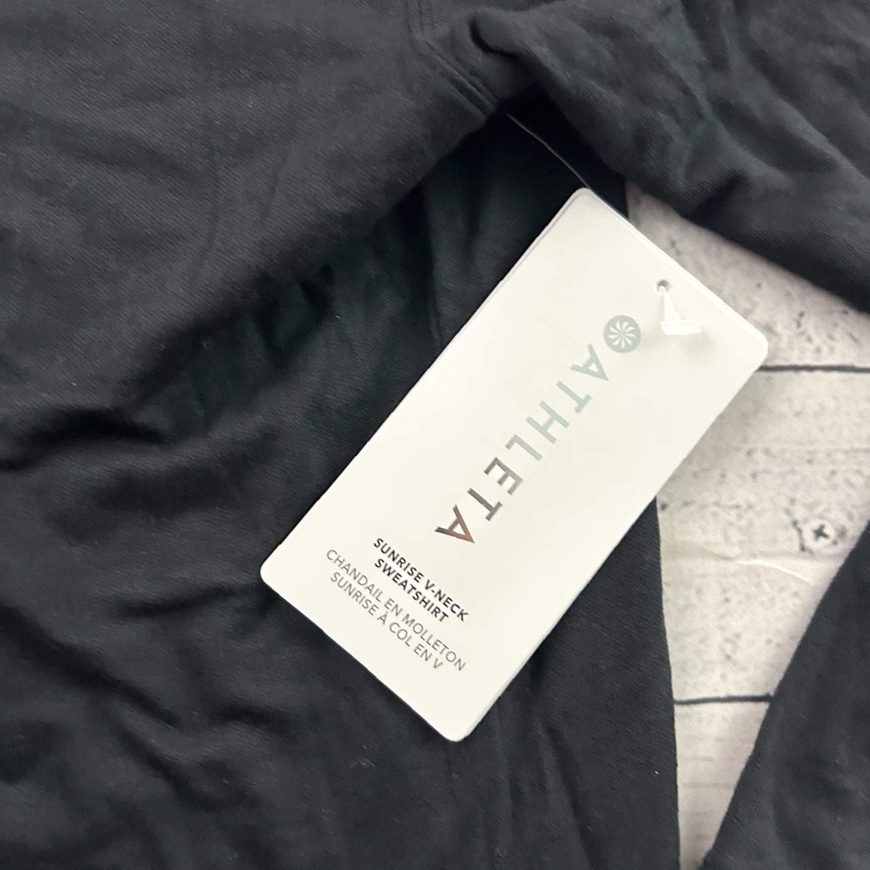Athleta Athleta Sweatshirt V-Neck Black Women L Large Sunrise? Size L / US 10 / IT 46 - 4 Thumbnail