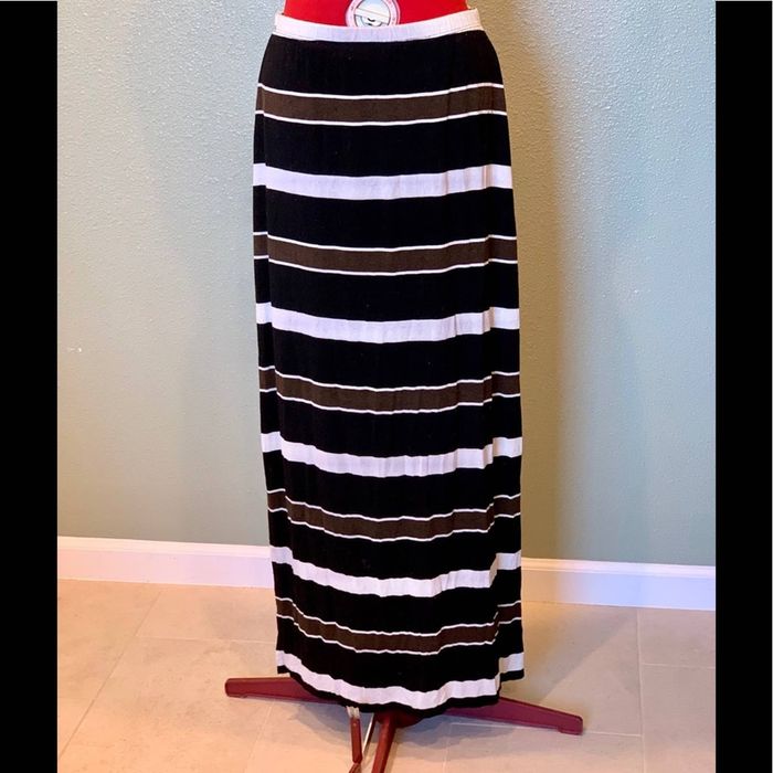 White house black market clearance maxi skirt