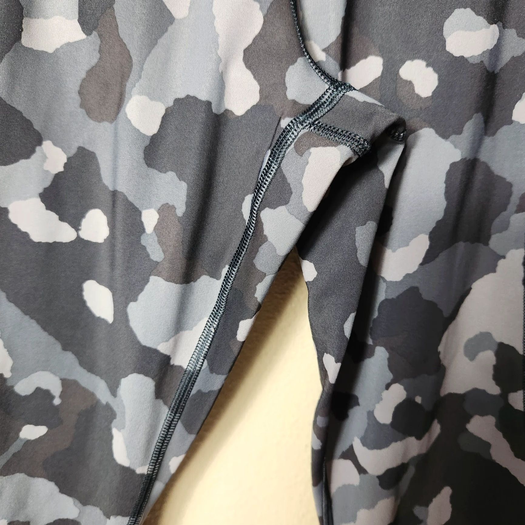 Athleta Athleta Lightening Camo 7/8 Tight Leggings w/Stash Pockets Supersonic-Size S Womens Leggings Size 28" / US 6 / IT 42 - 4 Thumbnail