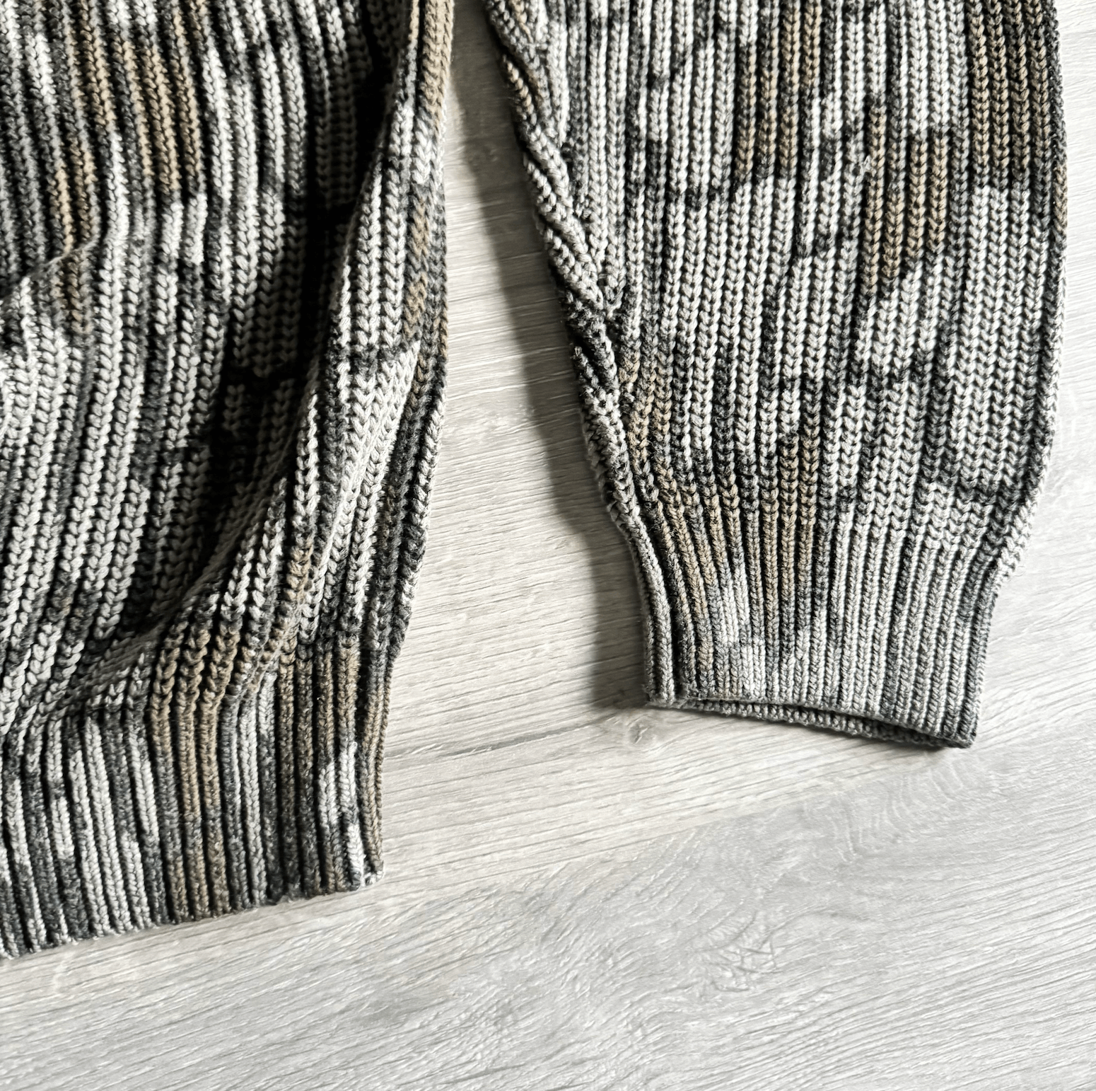 トップス Supreme Old English Printed Sweater Camo Supreme Old English Printed Sweater 