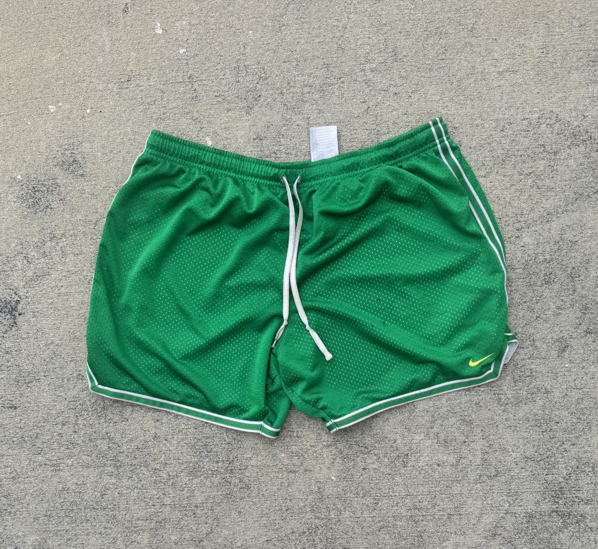 Nike Nike Track Shorts Oregon Ducks Size US 34 / EU 50 - 1 Thumbnail