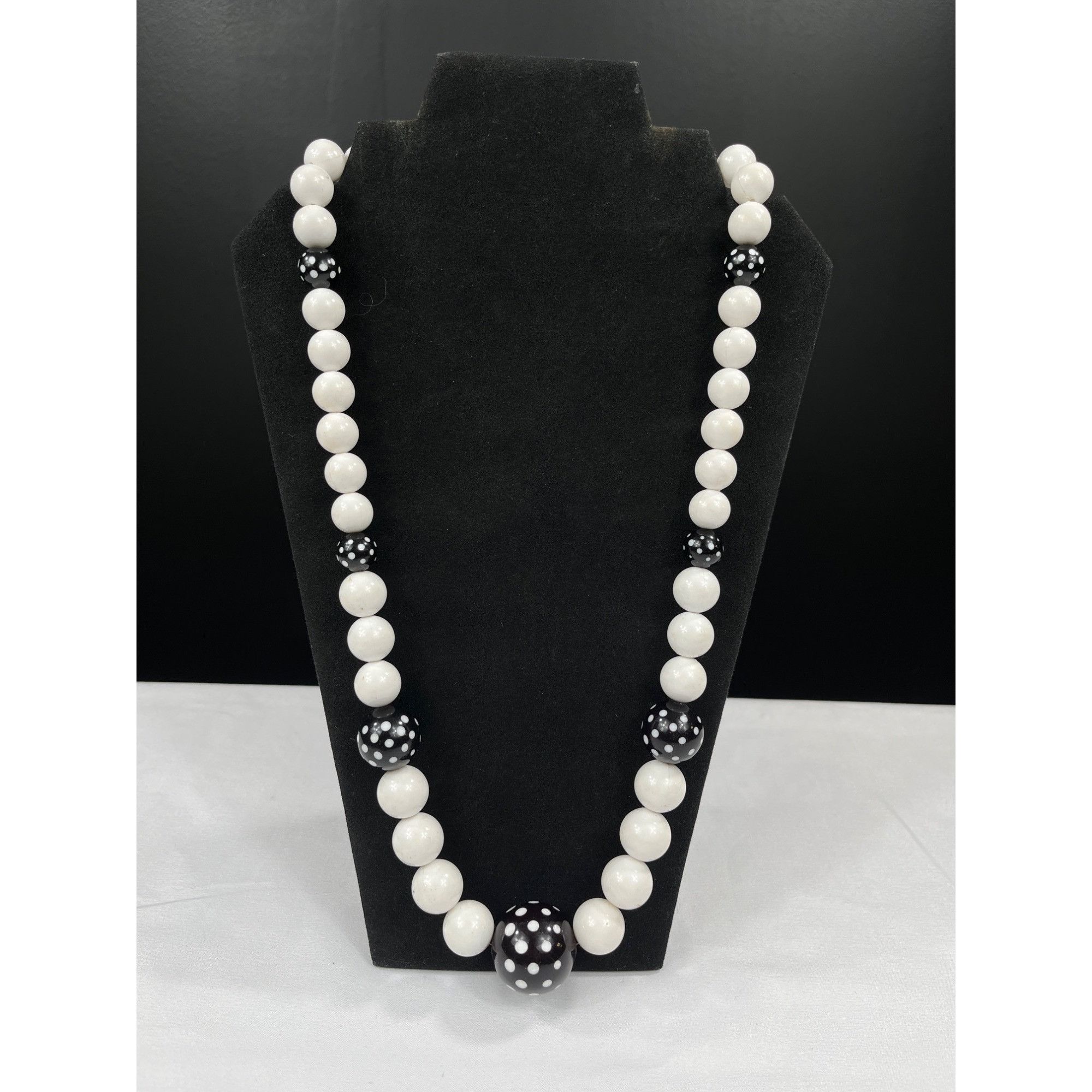 Vintage Vintage SKU 7867 White and Black Polka Dot Beaded Necklace Size ONE SIZE - 1 Thumbnail