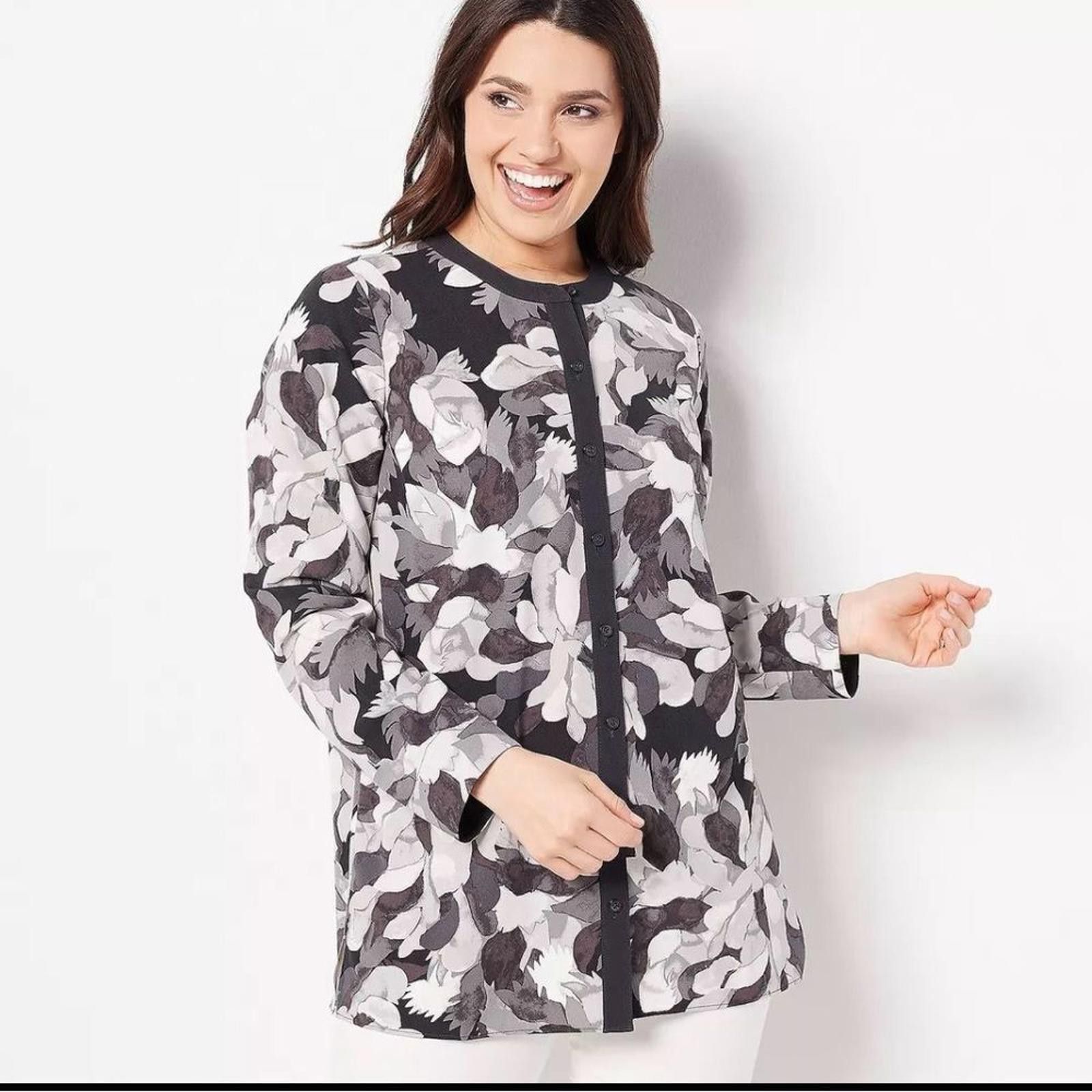 Isaac Mizrahi NWOT. Isaac Mizrahi Live Crêpe Blouse Pitch Black. Size 16. Size XXL / US 16-18 / IT 52-54 - 1 Thumbnail