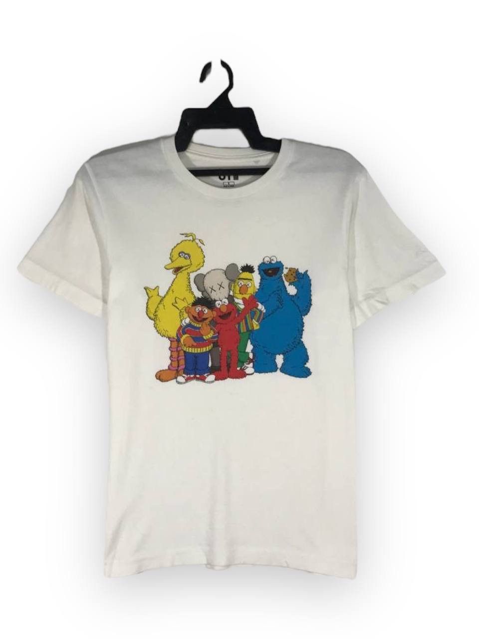 Kaws × Uniqlo sesame street cartoon Size US S / EU 44-46 / 1 - 1 Thumbnail