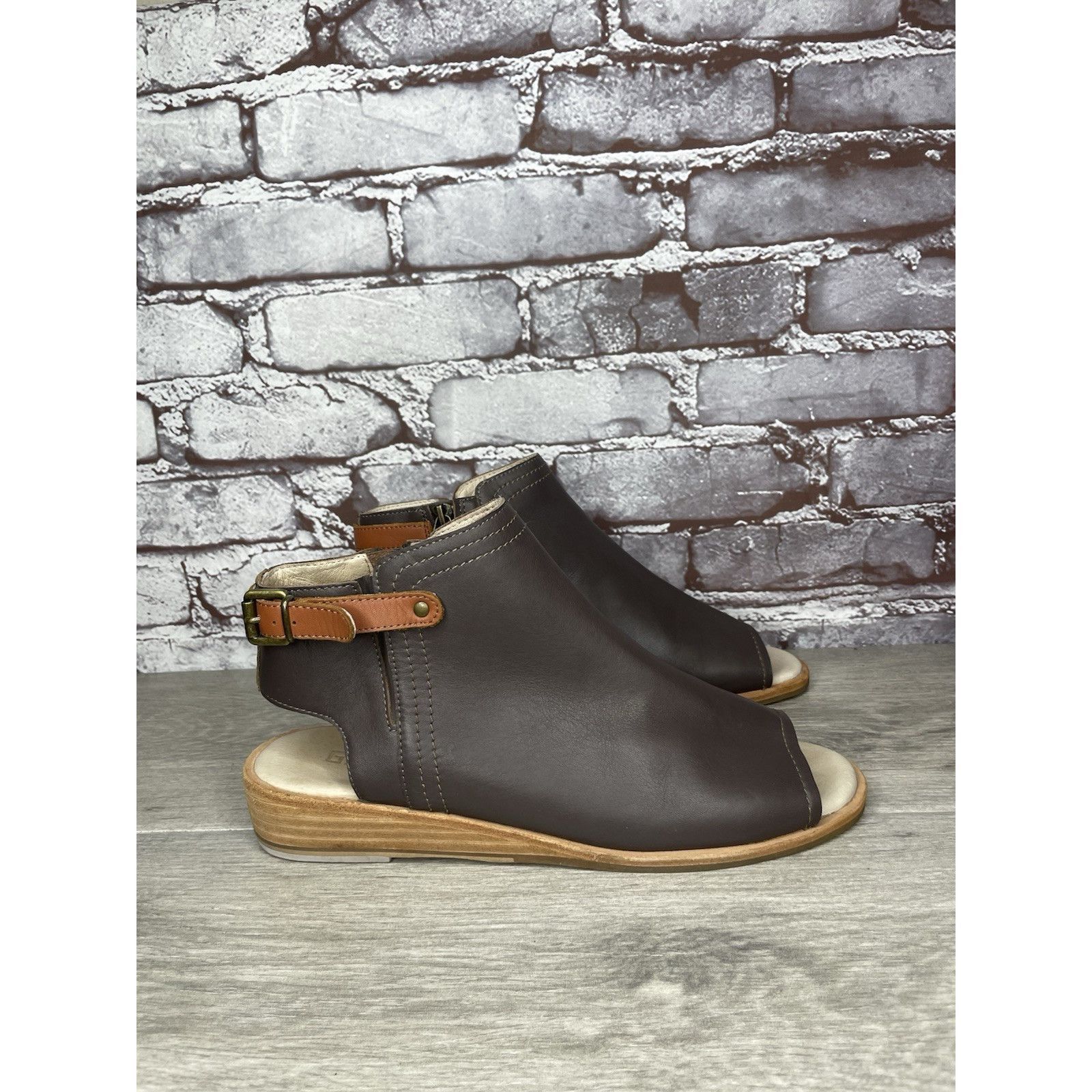 Anthropologie Anthropologie GeeWawa Taupe Leather Side Zip Flat Sandals Wo Size US 9 / IT 39 - 18 Thumbnail