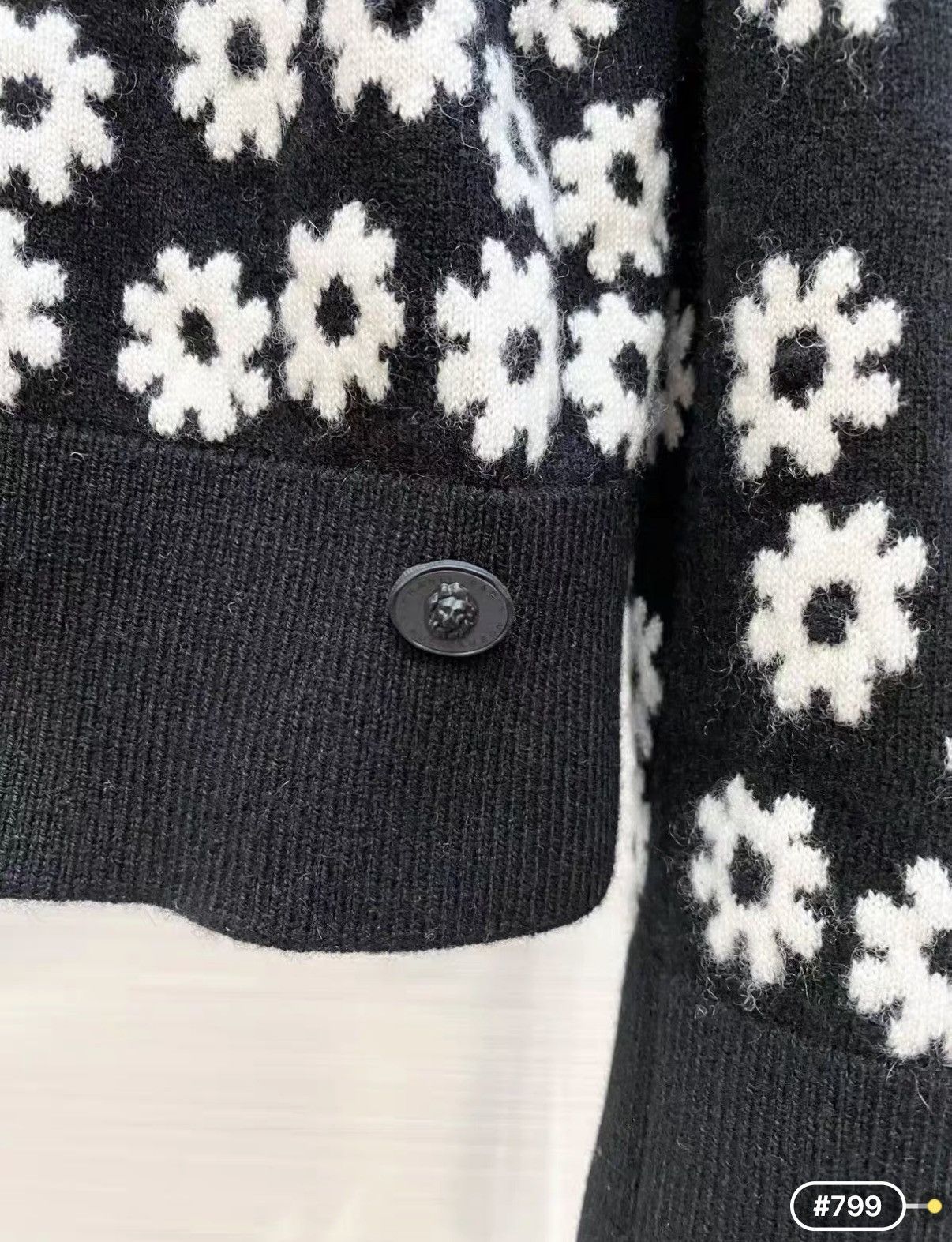 Chanel Chanel Classic Black & White Daisy Cashmere Sweater J33 Size XS / US 0-2 / IT 36-38 - 6 Thumbnail