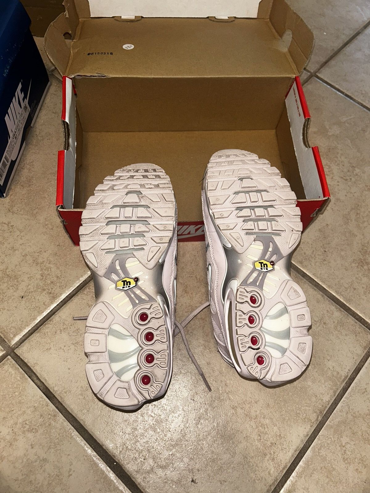 Nike Nike Air Max Plus TN Pink/White (4Y) Size US 5.5 / IT 35.5 - 3 Thumbnail