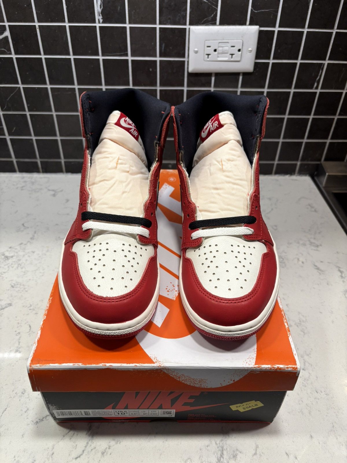 Nike Jordan 1 High Chicago Lost & Found Size US 10.5 / EU 43-44 - 4 Thumbnail