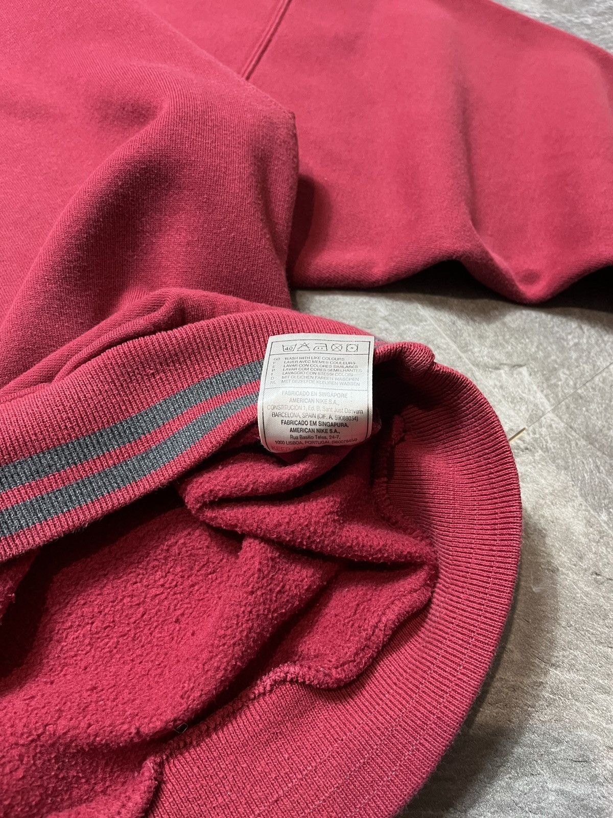 Nike Vintage Nike Sweatshirt Big Logo Swoosh Crewneck 90s Red Y2K Size US S / EU 44-46 / 1 - 8 Thumbnail