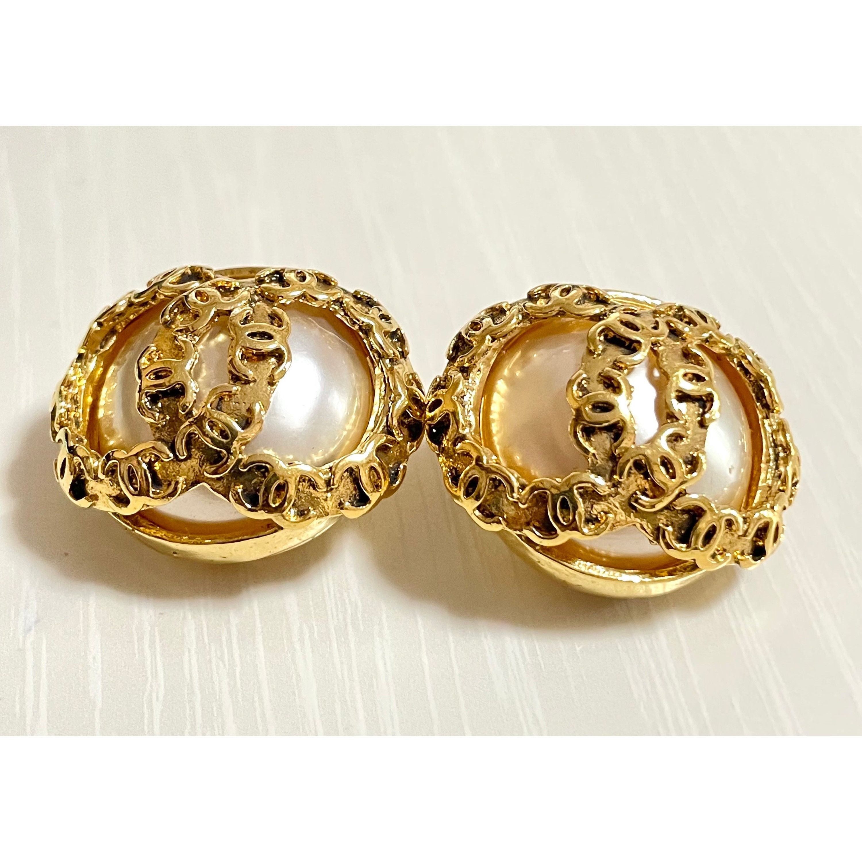Chanel Vintage CHANEL large golden faux pearl CC earrings Size ONE SIZE - 5 Thumbnail