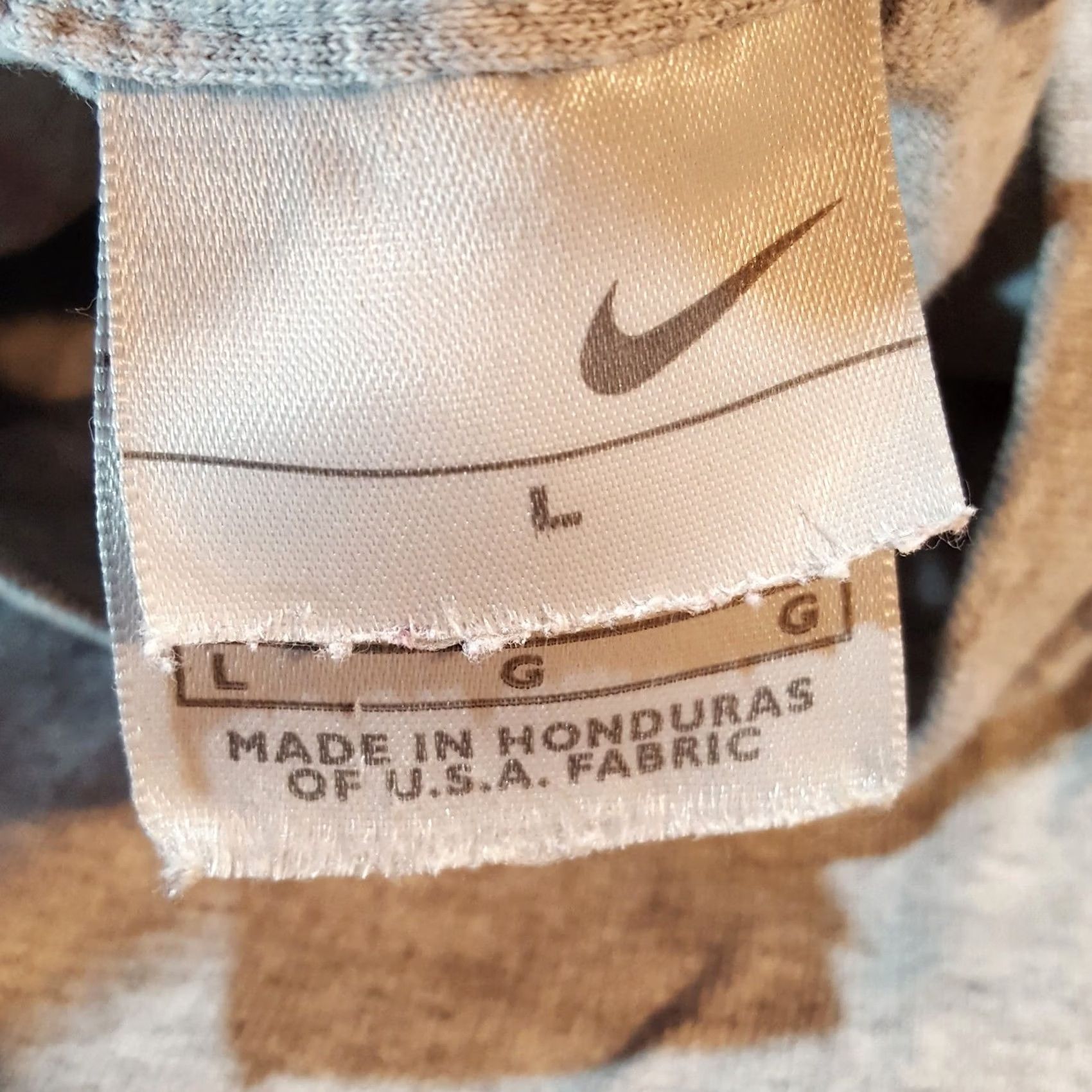 Nike VINTAGE Nike Football Play Hard Men's Large Gray T Shirt Faded Retro Y2K Sports Fan Shirt Size US L / EU 52-54 / 3 - 7 Thumbnail