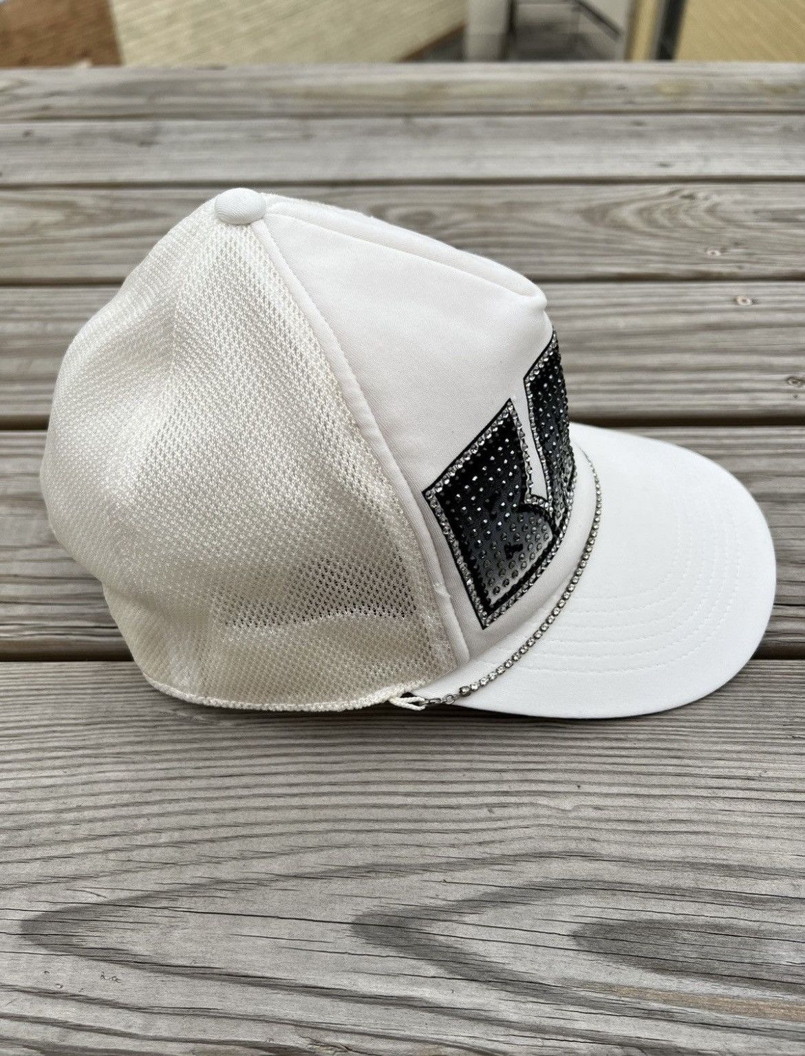 Bape × Swarovski 2006 Bape x Swarovski KISS Logo Trucker Hat White Size ONE SIZE - 3 Thumbnail
