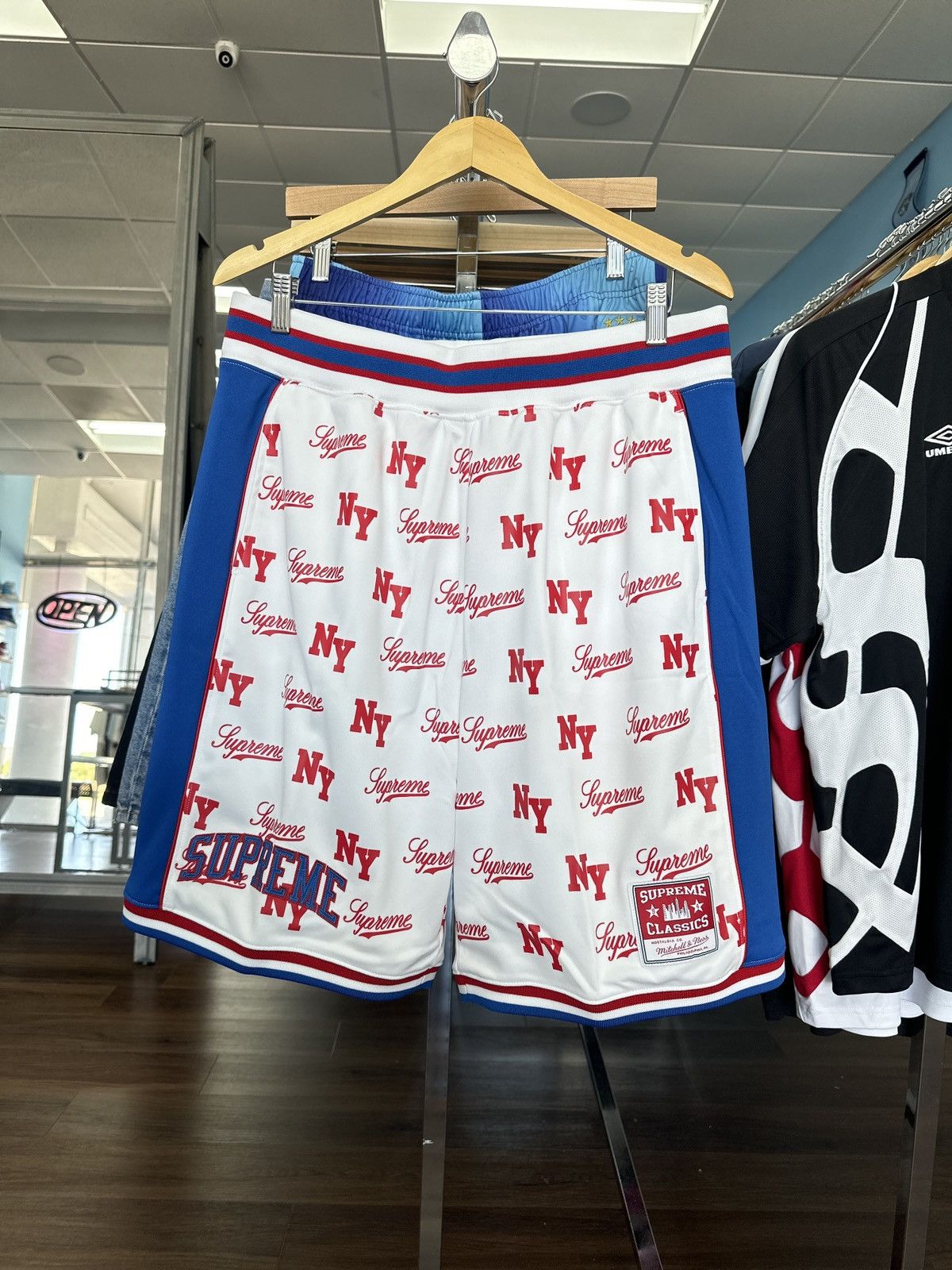Supreme Supreme Mitchell & Ness Monogram Basketball Short White Size US 34 / EU 50 - 1 Thumbnail