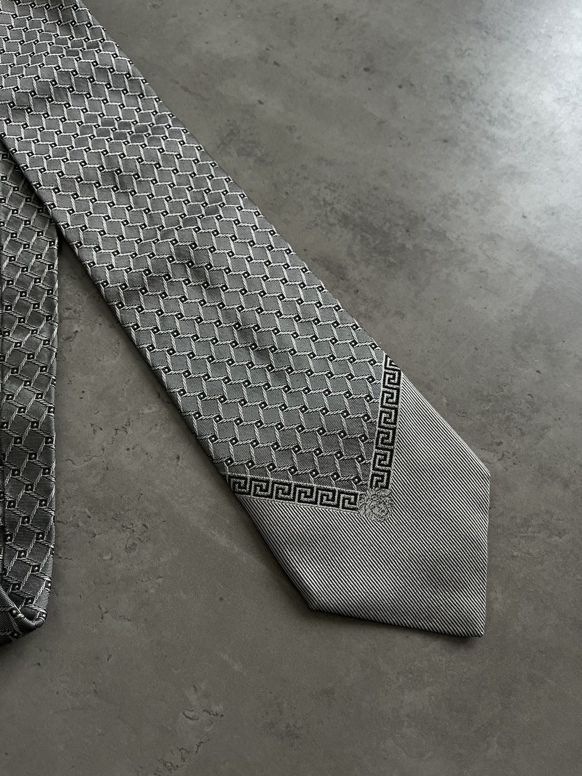 Versace Vintage Versace silk monogram tie made in Italy Size ONE SIZE - 2 Thumbnail