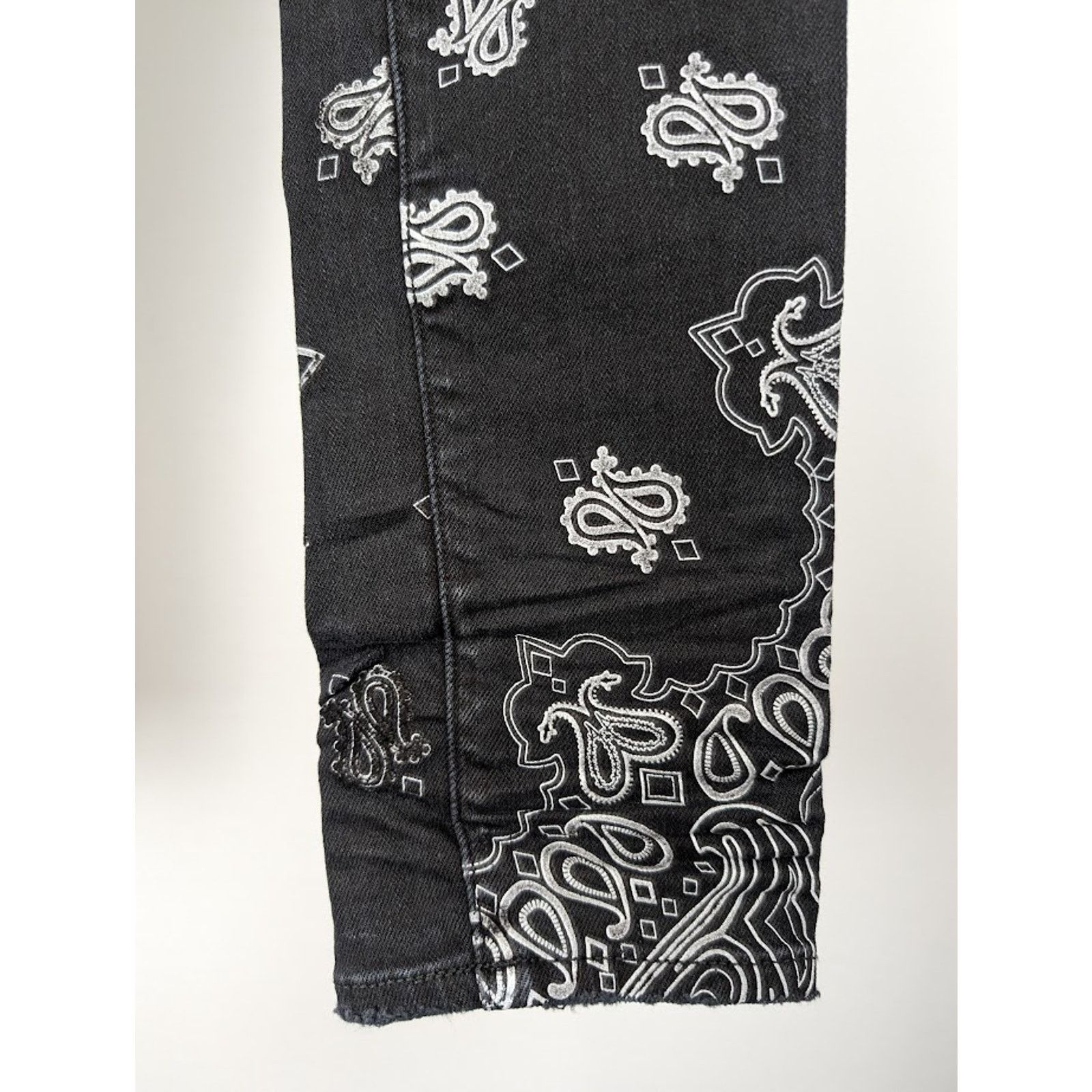 Amiri o1rshd1 Q:2 / Flocked Bandana Jeans in Aged Black Size US 38 / EU 54 - 11 Thumbnail