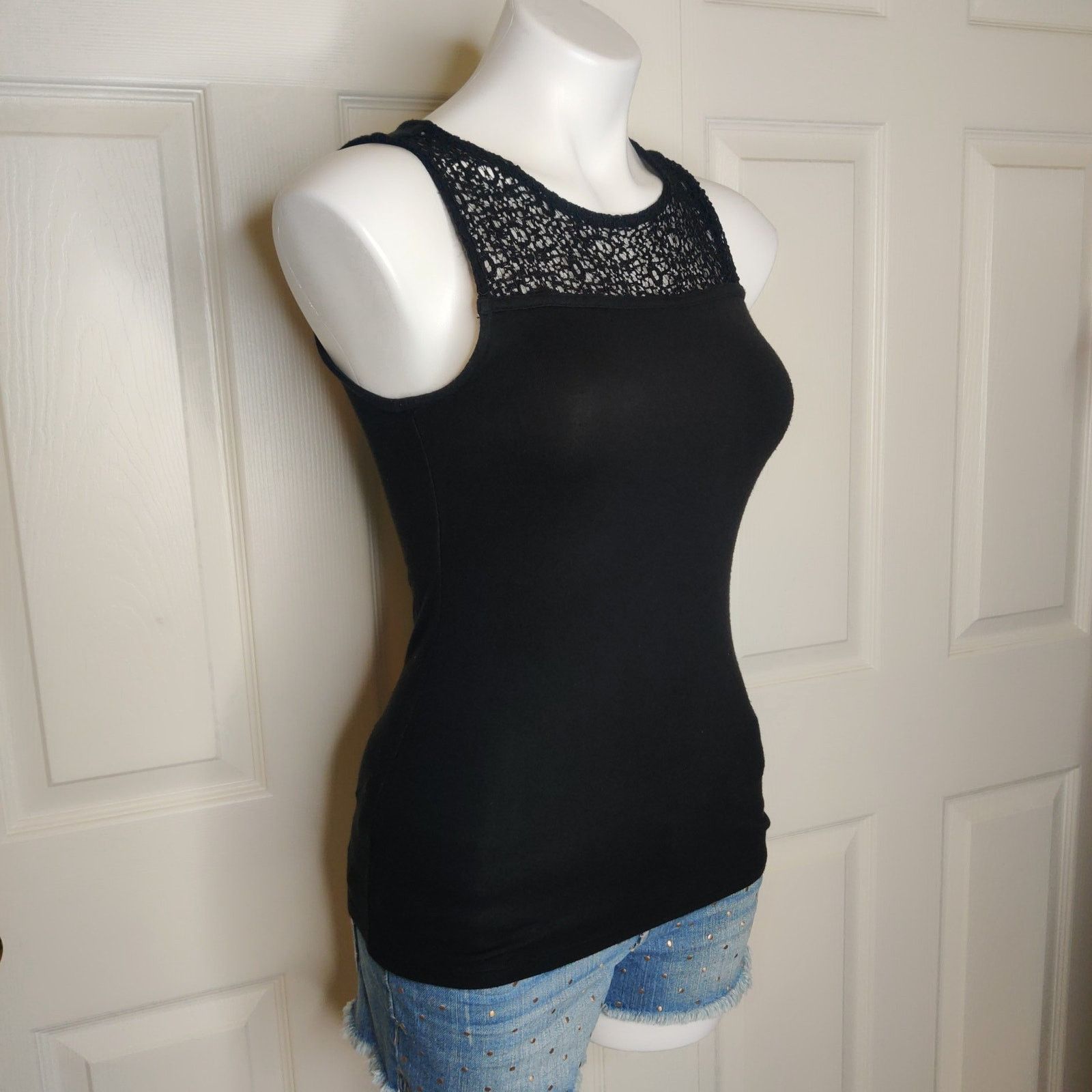 Ann Taylor Ann Taylor fitted crochet peek-a-boo sleeveless top sz XS Size XS / US 0-2 / IT 36-38 - 3 Thumbnail