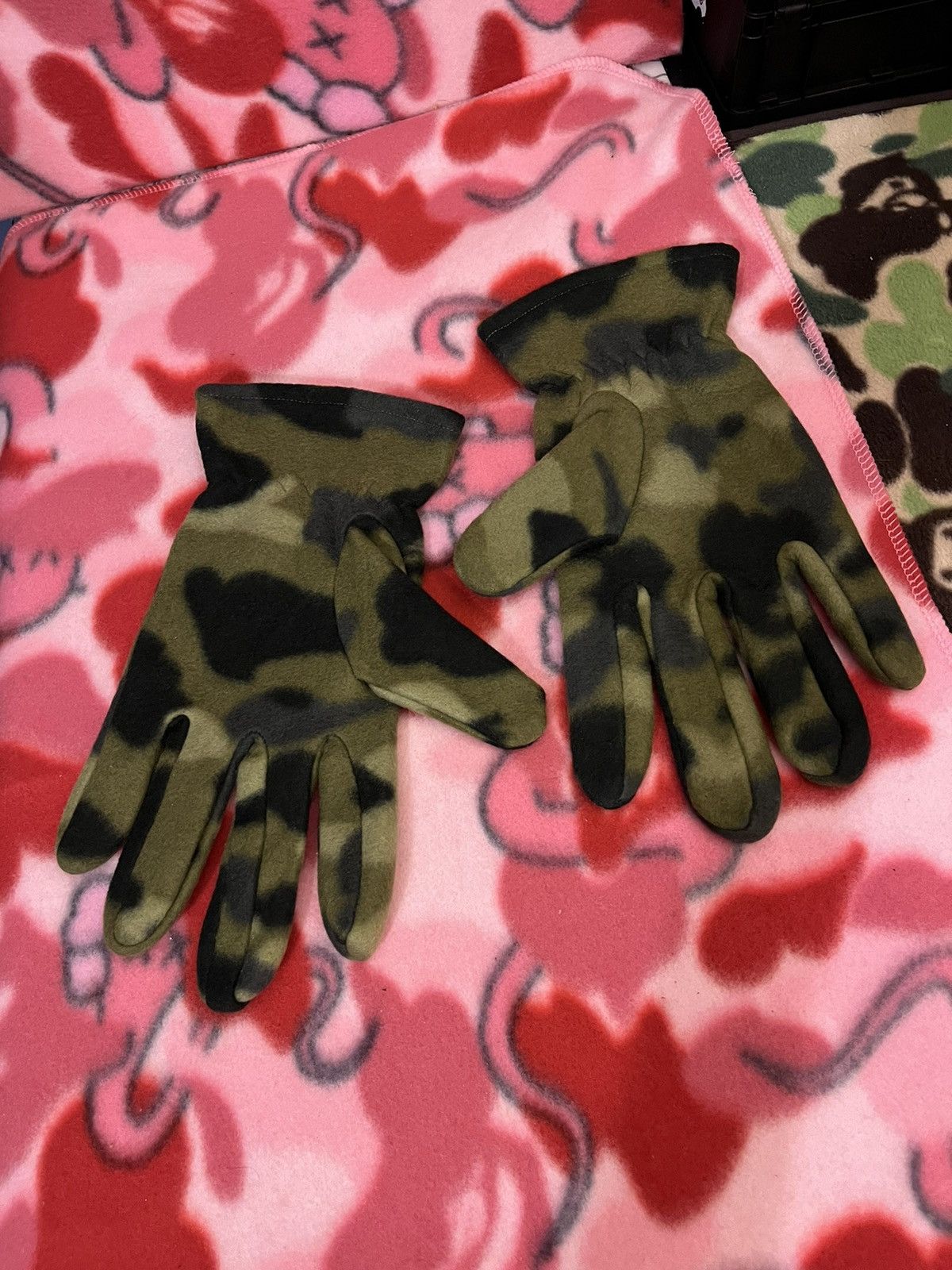 Bape Bape Red Camo Gloves Size ONE SIZE - 1 Thumbnail