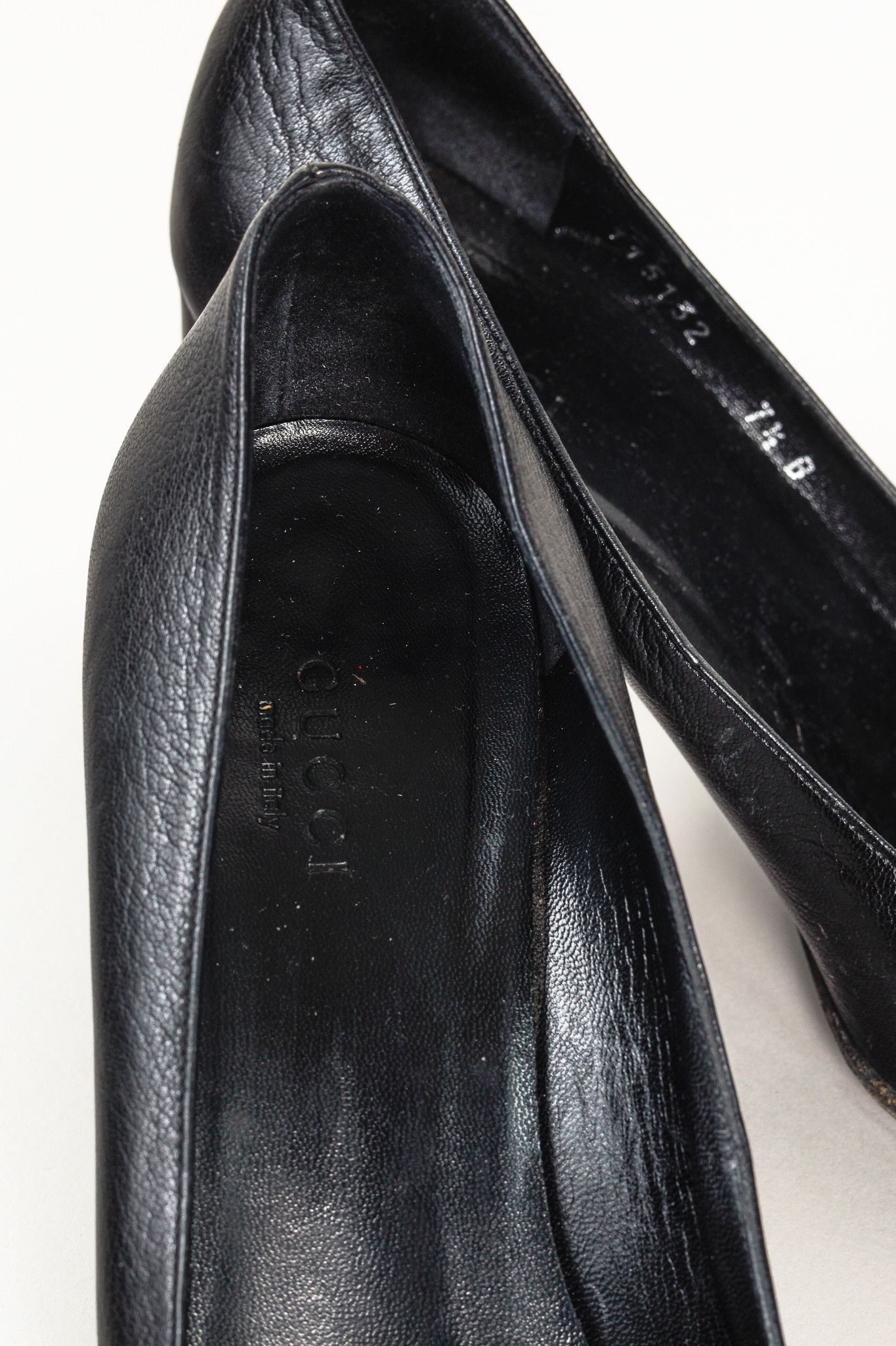 Gucci Black Leather Signature Webbing Logo Round-Toe Pumps