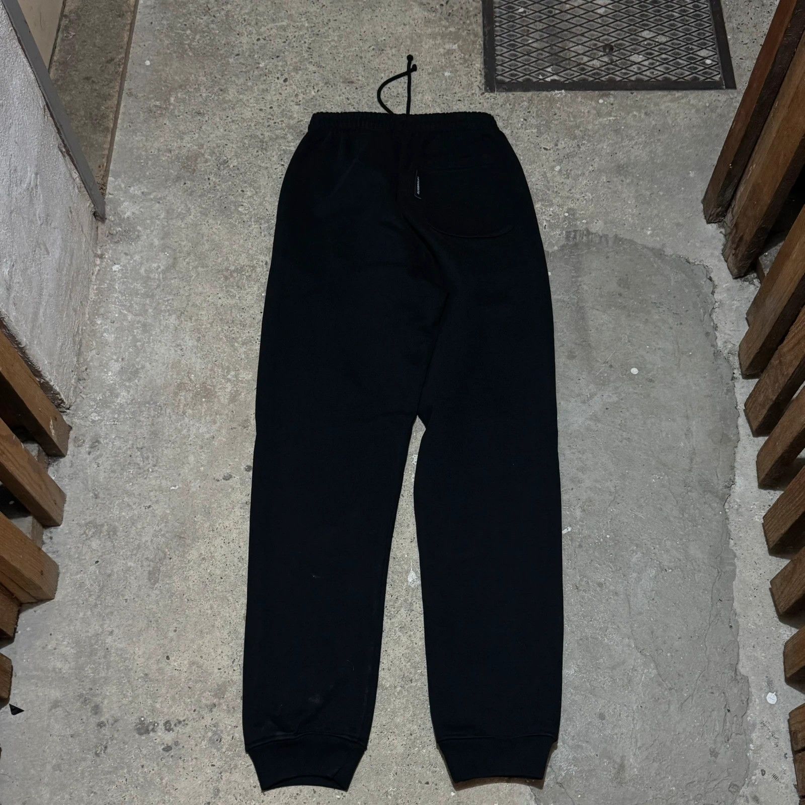 Vetements F/W 2020 Vetements gothic logo sweatpants Size US 30 / EU 46 - 8 Thumbnail
