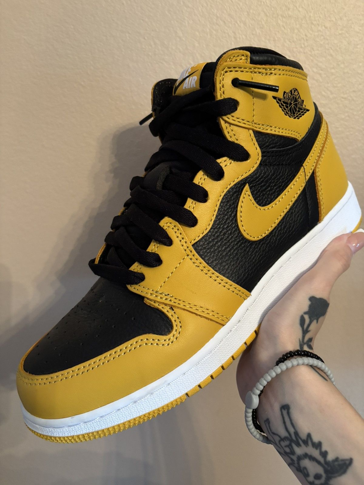 Jordan Brand Air Jordan 1 Retro High OG GS ‘Pollen' Size US 7 / EU 40 - 1 Thumbnail