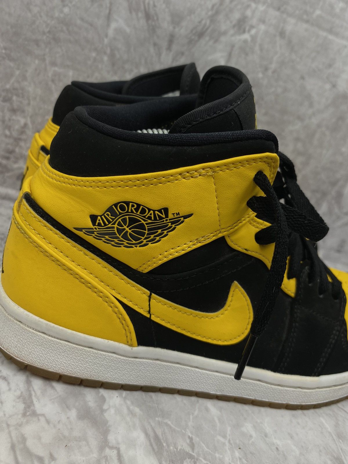Jordan Brand Jordan 1 Retro Mid New Love (2017) Size US 7.5 / EU 40-41 - 2 Thumbnail