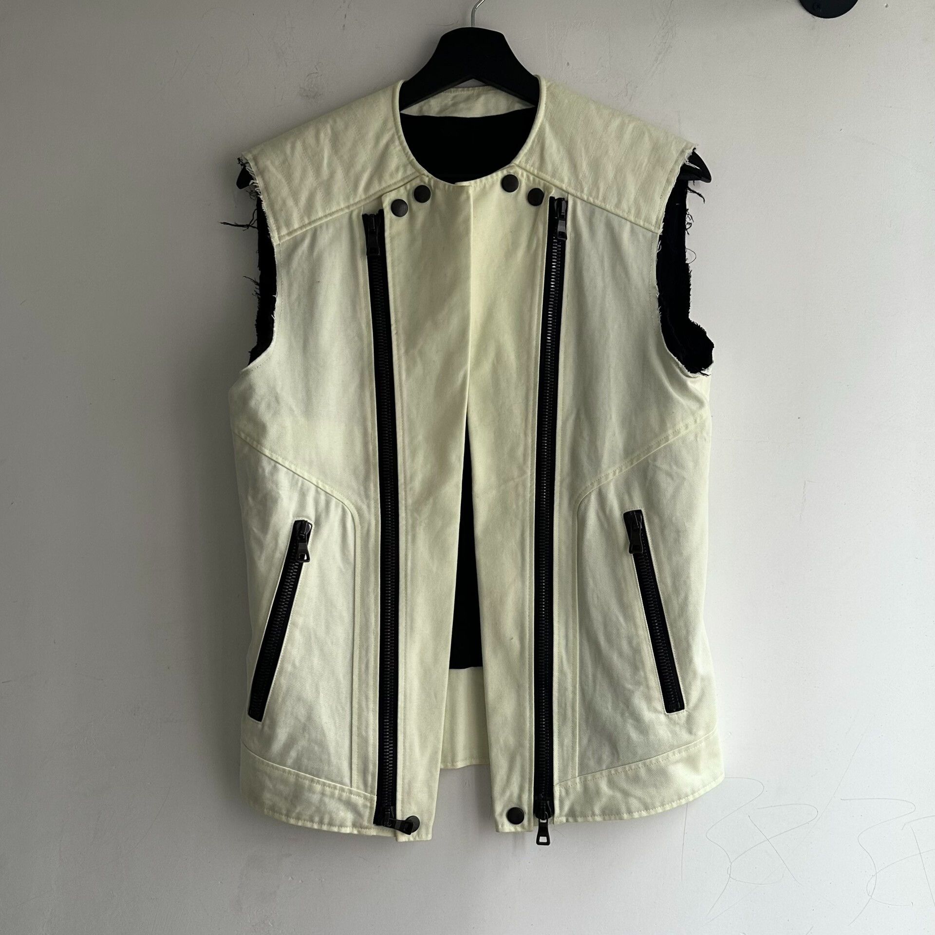 Balmain balmain zip vest in off-white color Size US L / EU 52-54 / 3 - 1 Thumbnail