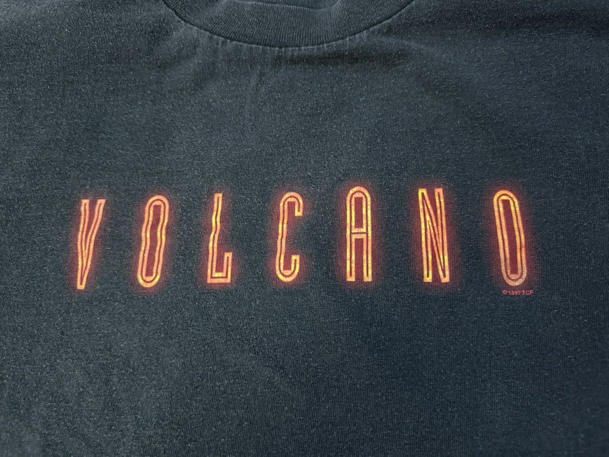 Vintage Vintage 90s Volcano 1997 Tommy Lee Jones T Shirt Movie Size US XL / EU 56 / 4 - 3 Thumbnail