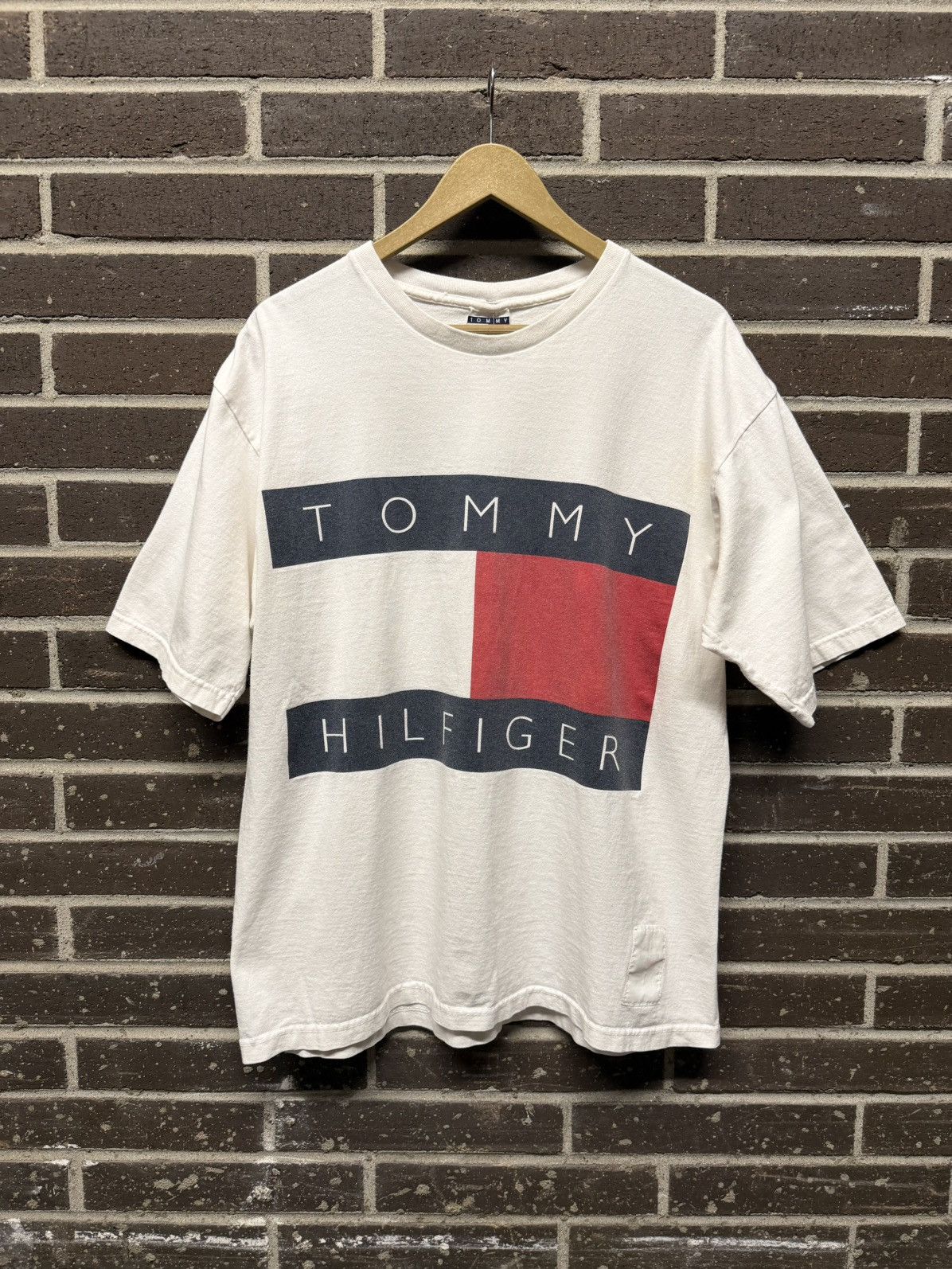 Tommy Hilfiger Thrashed (Y2K) Tommy Hilfiger Tee Size US L / EU 52-54 / 3 - 1 Thumbnail