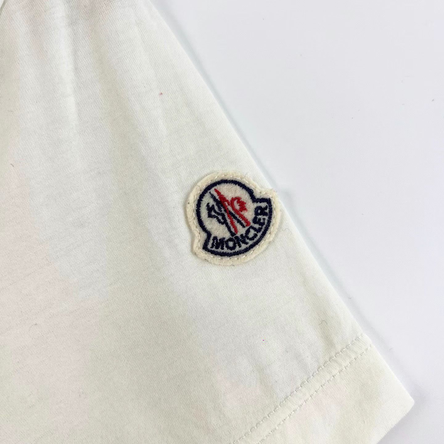 Moncler Moncler White Ruffle Hem Slit Short Sleeve T-shirt K12 Size US S / EU 44-46 / 1 - 5 Thumbnail