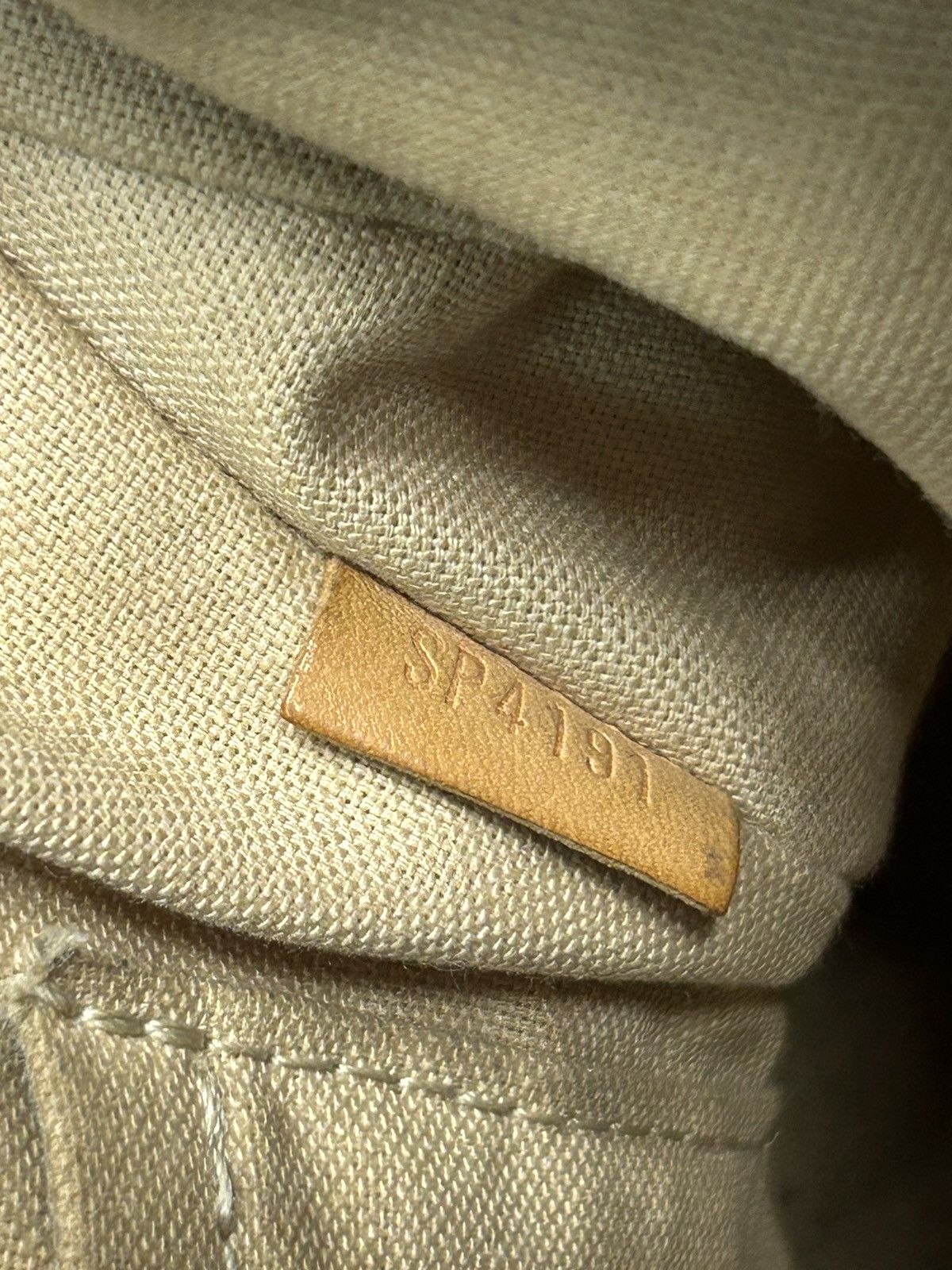 Louis Vuitton Louis Vuitton Purse Size ONE SIZE - 5 Thumbnail