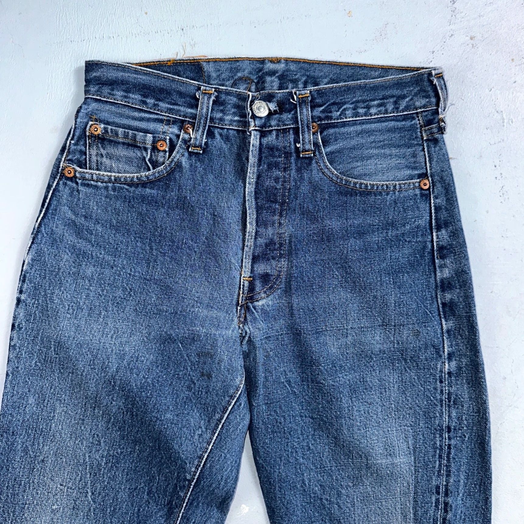 Levi's VINTAGE Levi's 501 Jeans Men 28x36 Blue Denim Straight 80s USA XX Selvedge 501 XX Med Wash 28 36 80s USA Size US 28 / EU 44 - 2 Thumbnail