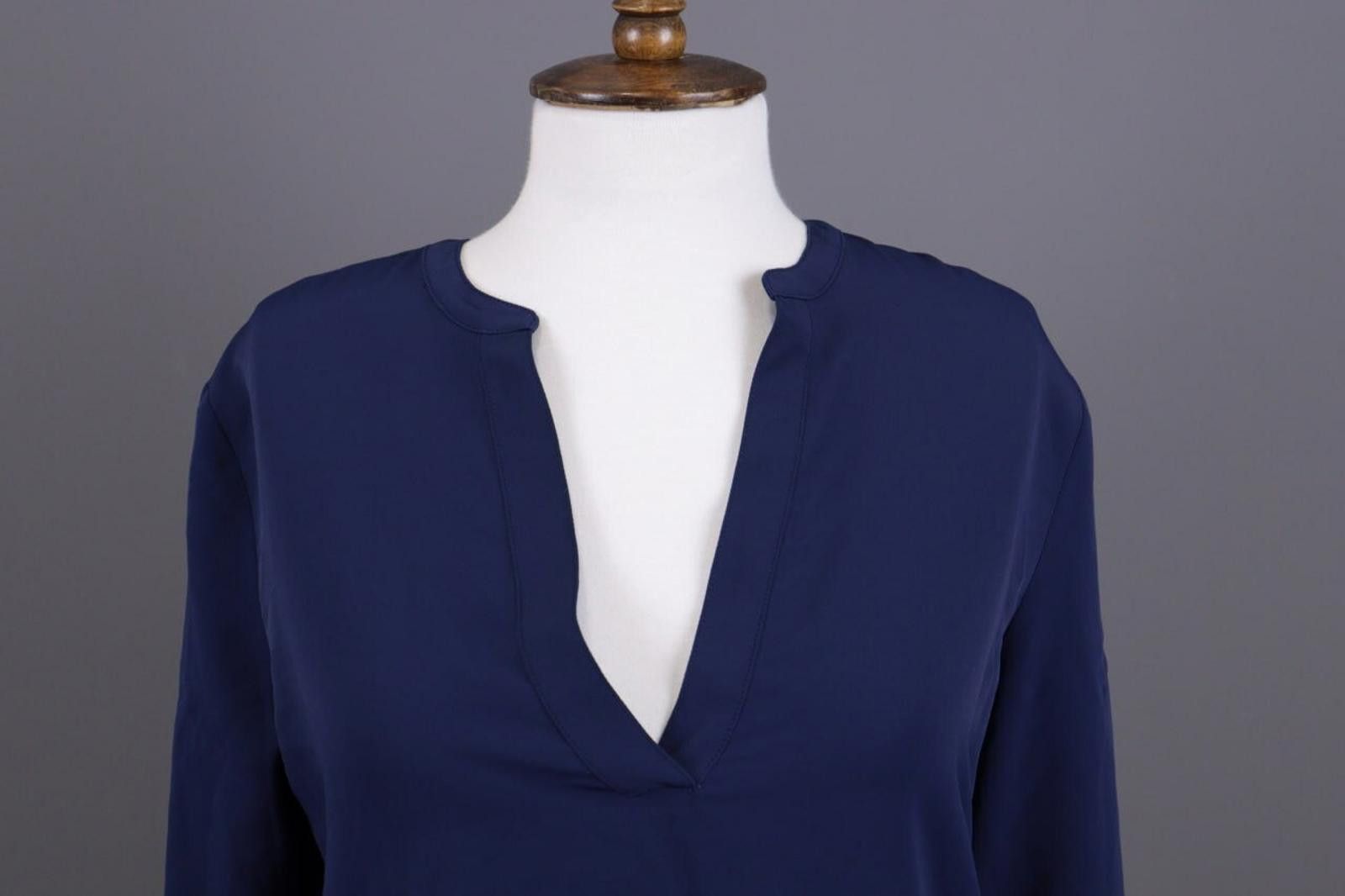 Lauren Ralph Lauren Lauren Ralph Lauren Blue V-Neck Blouse Shirt Size S Size S / US 4 / IT 40 - 2 Thumbnail