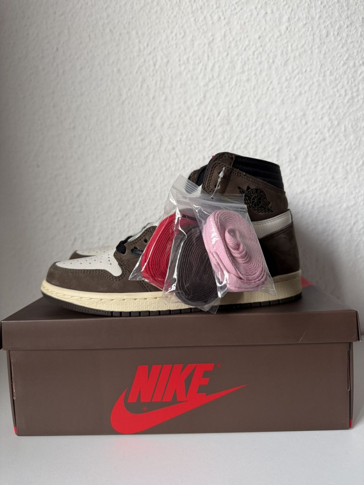Jordan Brand × Travis Scott Jordan 1 High x Travis Scott mocha Size US 7.5 / EU 40-41 - 2 Thumbnail