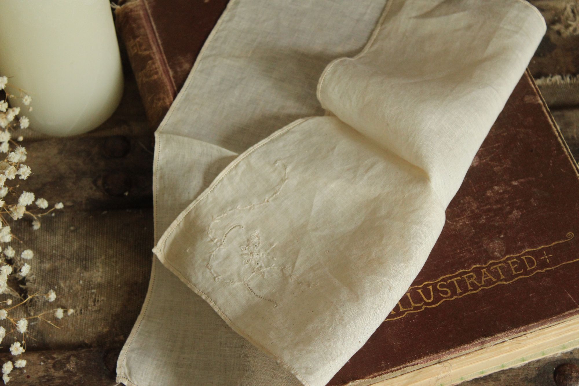 Vintage Vintage 1930s Handkerchief, Hand Plant Dyed Vintage Hankie Size ONE SIZE - 4 Thumbnail