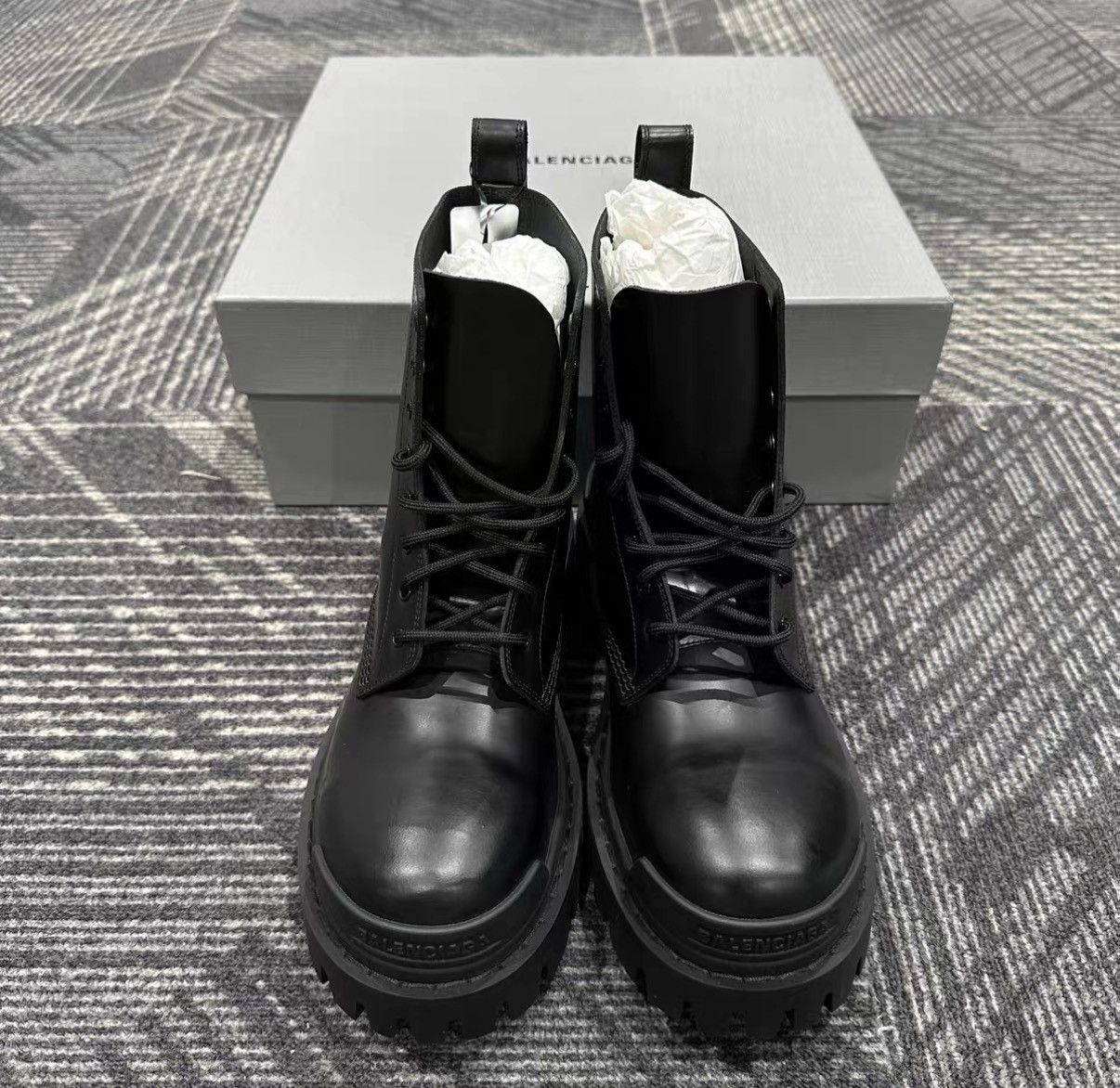 Balenciaga Balenciaga Strike Calfskin Round Toe Ankle Boots J42 Size US 8 / IT 38 - 2 Thumbnail