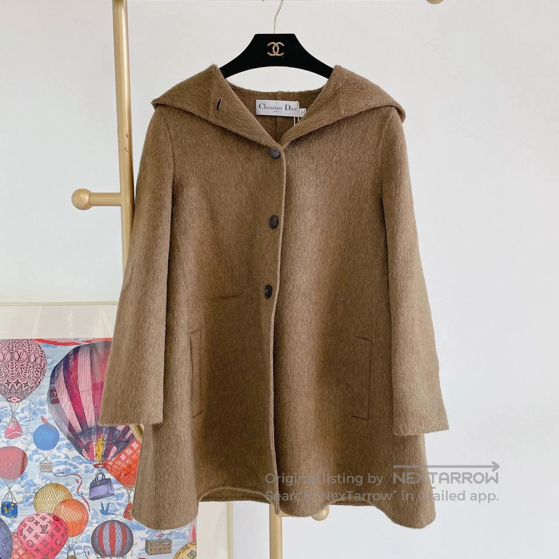 christian dior beige wool coat size 34.